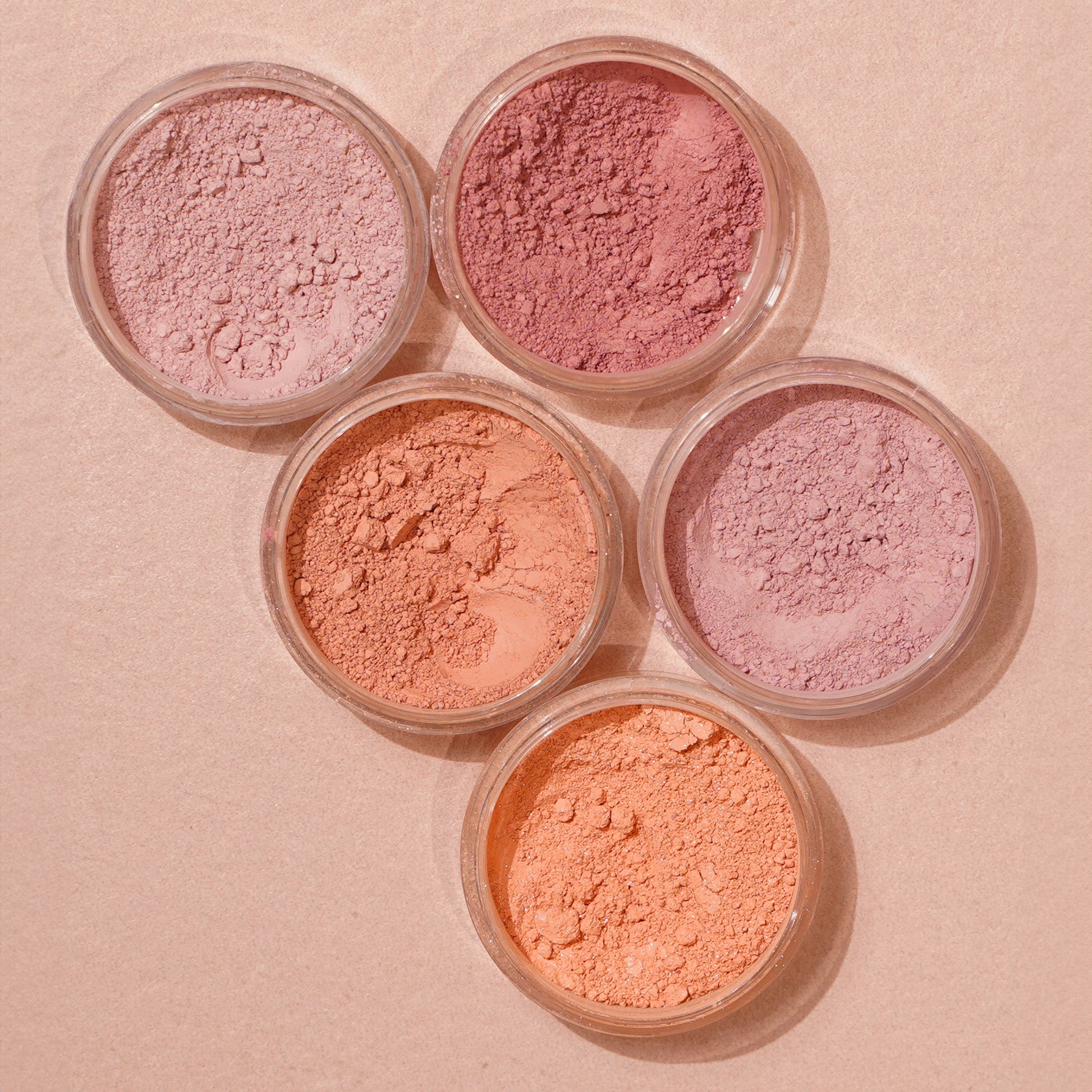 L’OYÉ Mineral Blush – hoogwaardige poederblush in zomerse tinten met natuurlijke glowfinish.