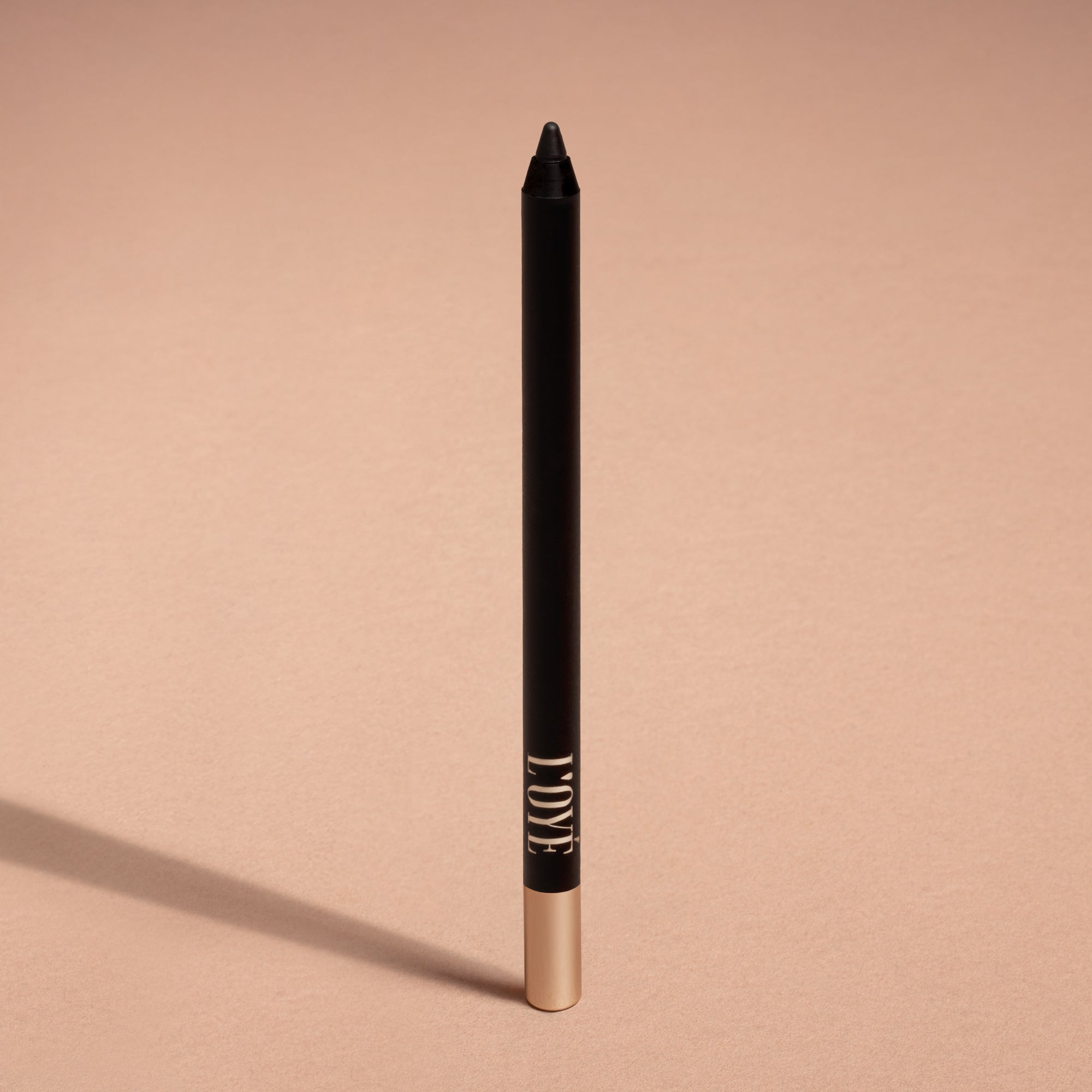 Mat Pick up Liner van L'OYÉ Cosmetics is een waterproof oogpotlood. Dit in de kleur Black tie Ready, bekijk ook de andere 28 kleuren.