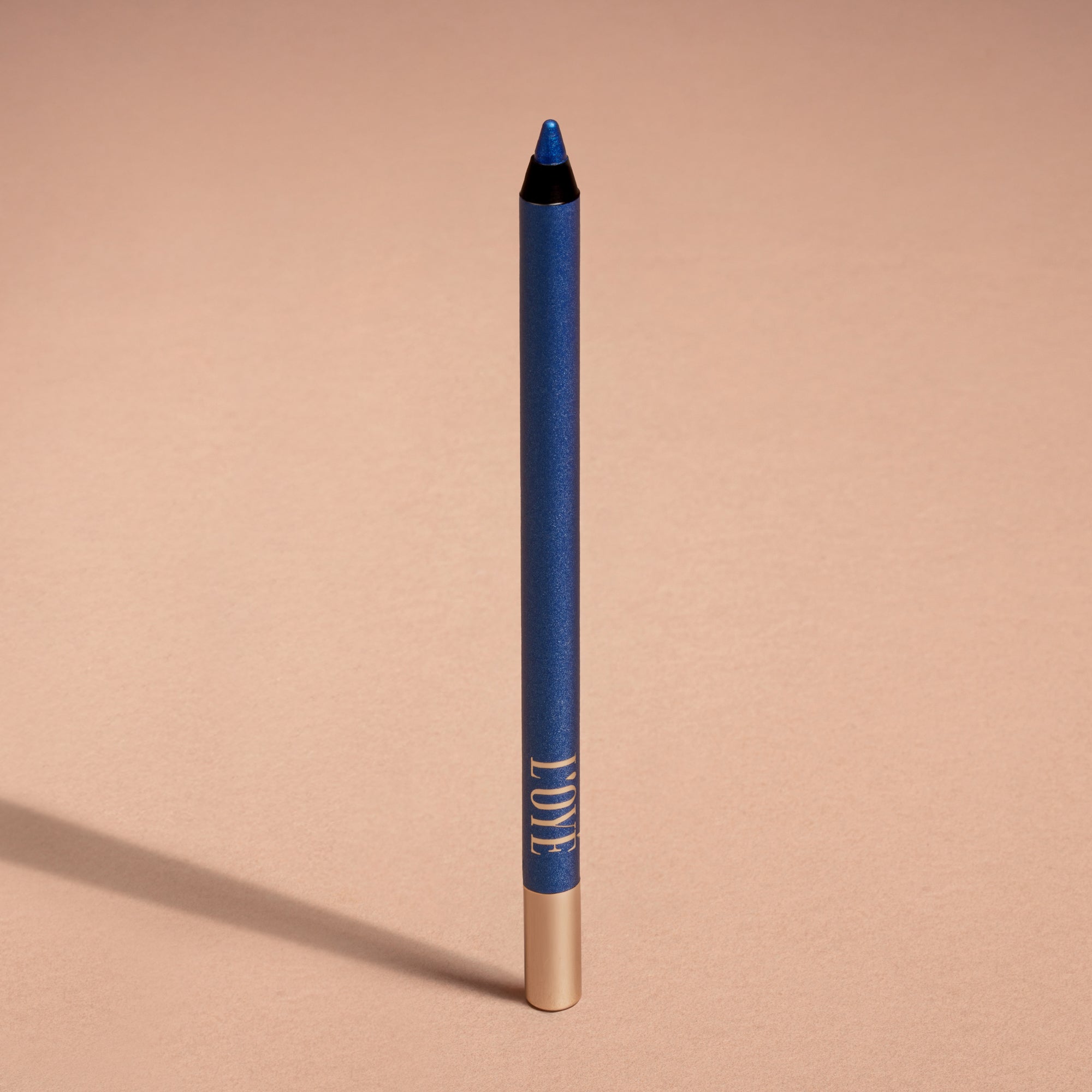 Metallic Pick up Liner van L'OYÉ Cosmetics is een waterproof oogpotlood. Dit in de kleur Blue my Mind, bekijk ook de andere 28 kleuren.