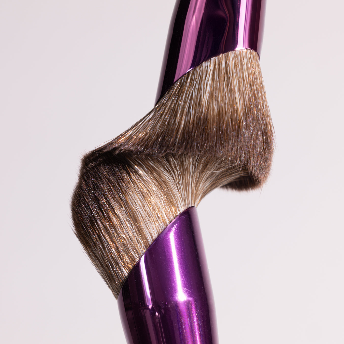 De schuin gesneden vorm van F03 Overachiever geeft je veel controle (alsof je met je vingertoppen werkt), terwijl de dichte, zachte haren product gelijkmatig verdelen en mooi in de huid laten versmelten. Resultaat: een smooth, natuurlijke finish die je makkelijk intenser maakt wanneer jij dat wil.