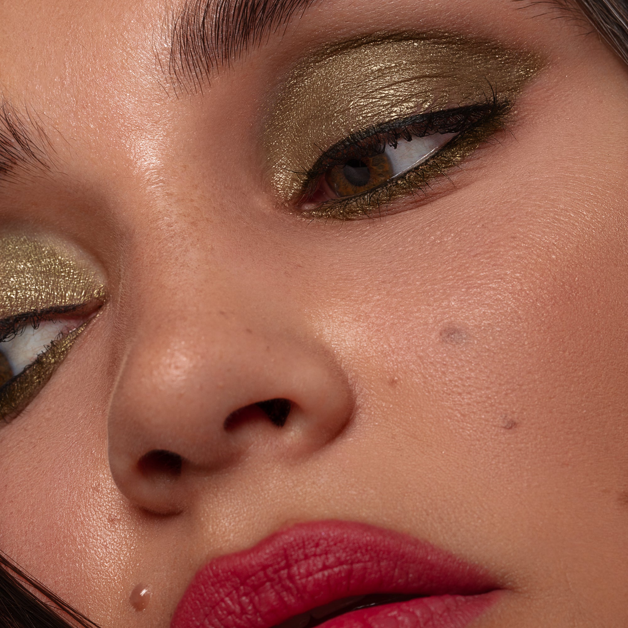 Metallic Pick up Liner van L'OYÉ Cosmetics is een waterproof oogpotlood. Dit in de kleur Call Me, bekijk ook de andere 28 kleuren.