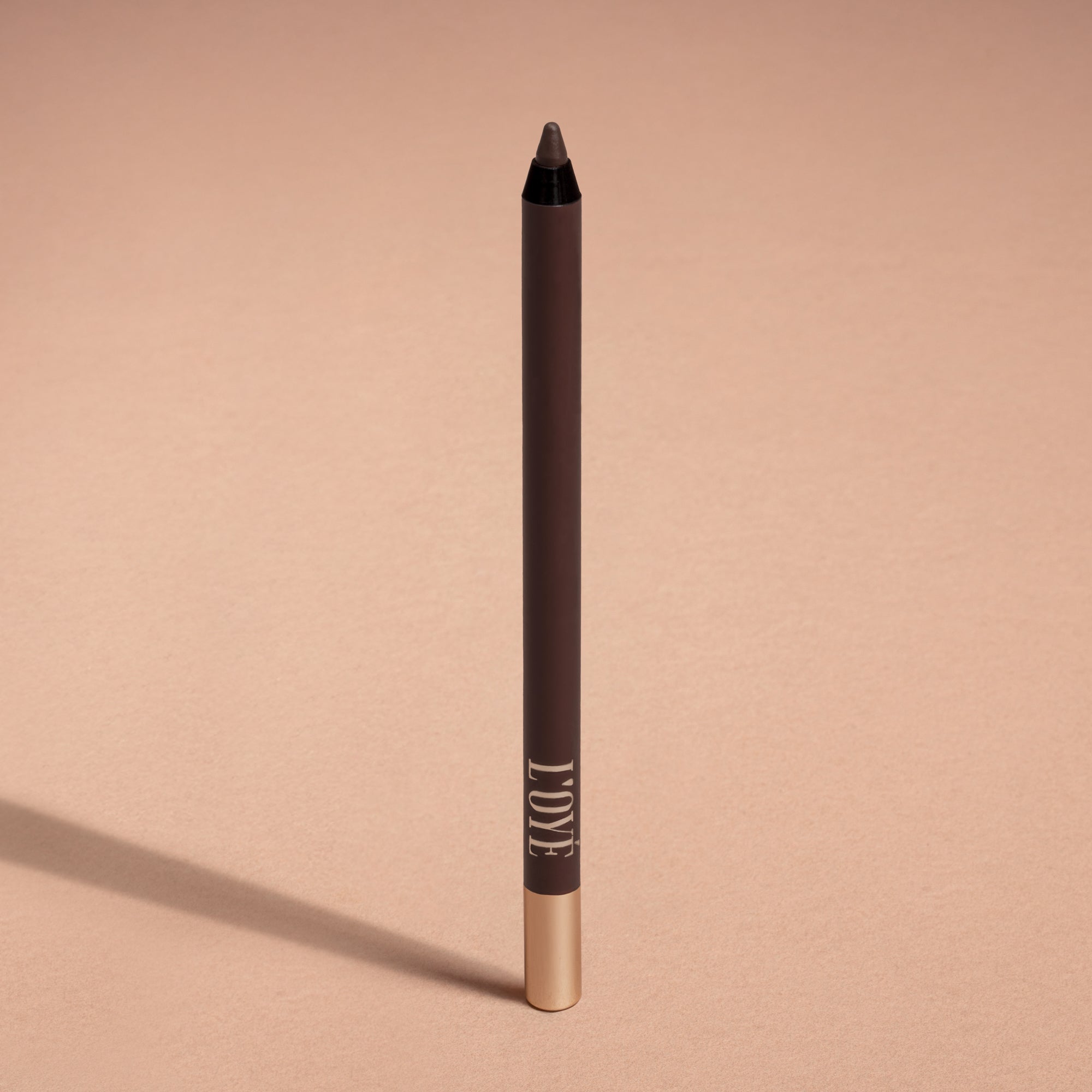 Mat Pick up Liner van L'OYÉ Cosmetics is een waterproof oogpotlood. Dit in de kleur Coffee Date, bekijk ook de andere 28 kleuren.