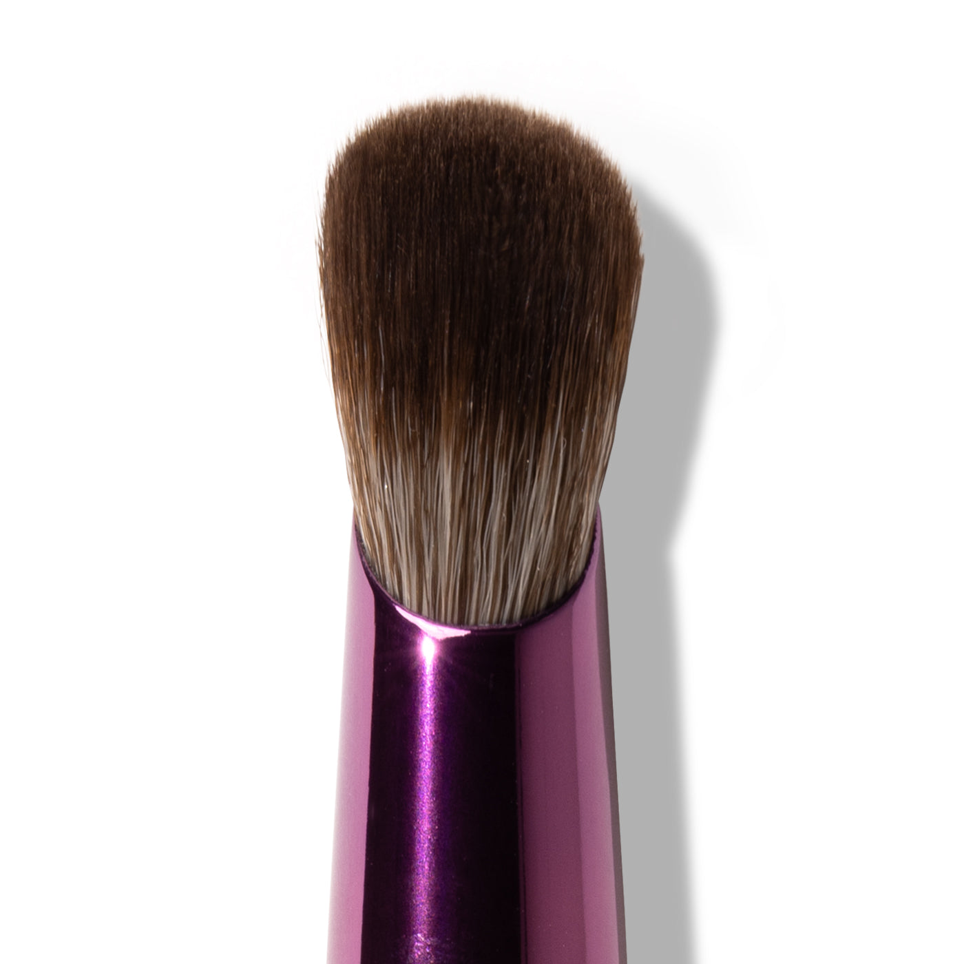 Twee kanten, één missie: een egale, frisse huid. Double Agent is jouw slimme everything-brush voor mineral concealer en baseproducten.
