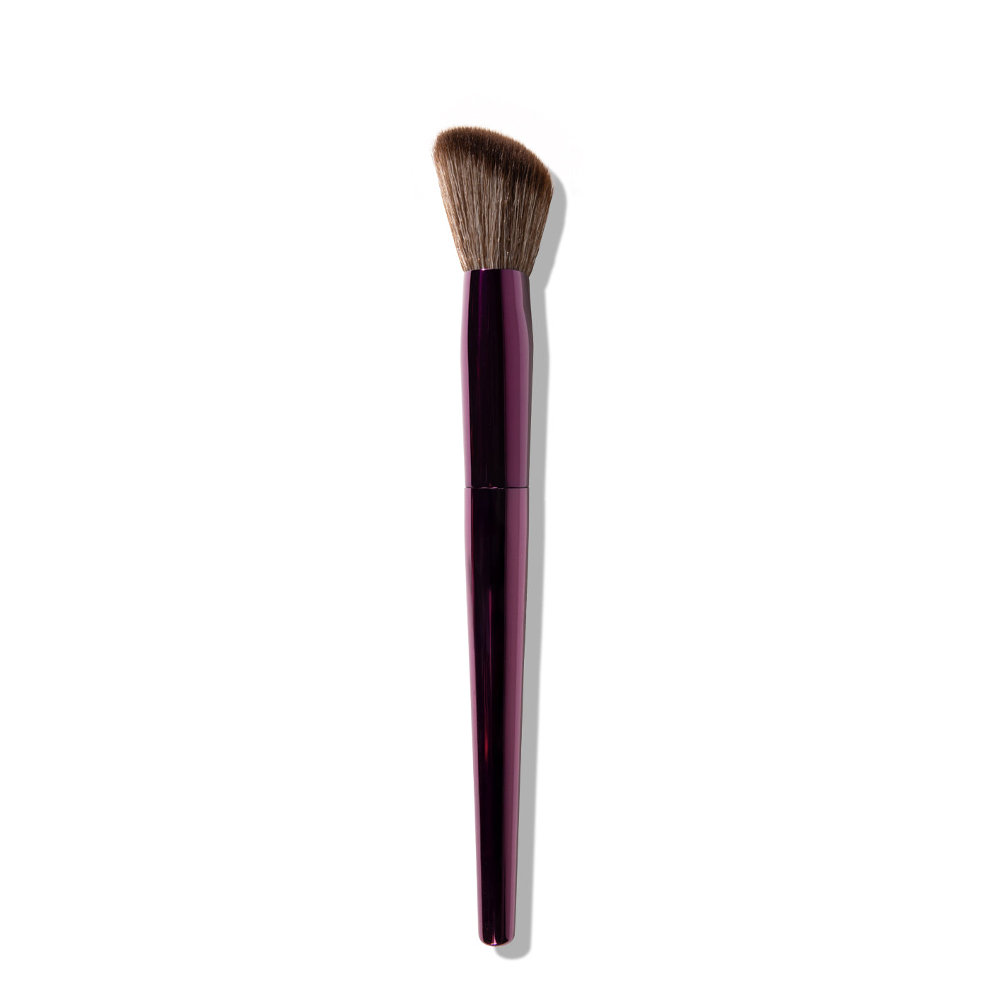 De schuine, sloped vorm volgt moeiteloos de lijnen van je gezicht, zodat je bronzer en contour precies kunt plaatsen en direct zacht kunt uitblenden.