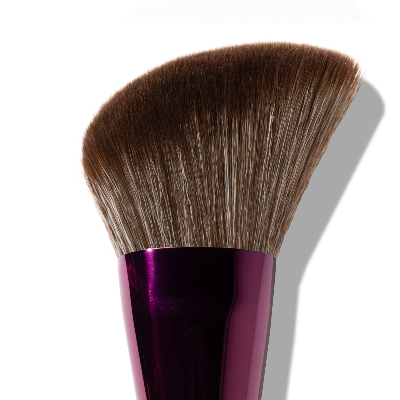 De schuine vorm volgt je gezichtscontouren, terwijl high-performance (patented) fibers bronzer gelijkmatig oppakken en moeiteloos blenden. Het resultaat: een seamless, airbrushed finish die nooit te veel wordt, alleen die natuurlijke golden hour glow.