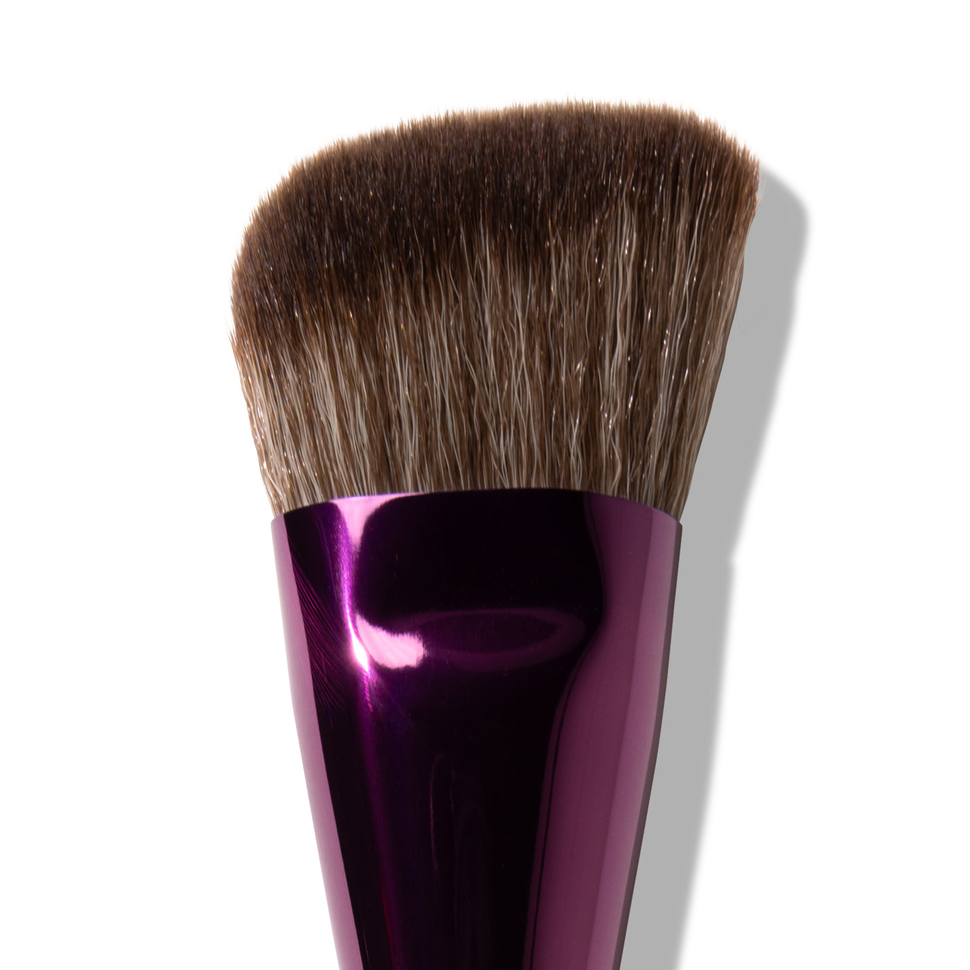 De medium-dichte, ultra flexibele haren blenden je blush moeiteloos uit zónder je foundation te verplaatsen. Van subtiel tot statement: jij bepaalt, Cheek Code maakt het naadloos.