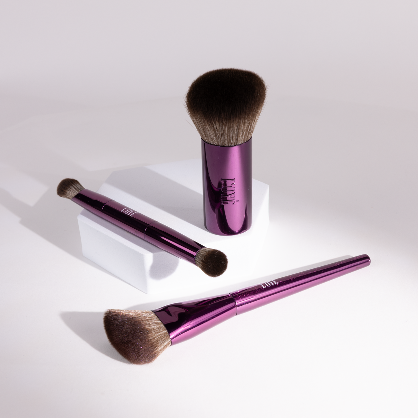 The Mineral Brush Set can L'OYÉ Cosmetics is het essentiële trio voor een perfecte minerale basis. Een flawless make-uplook begint bij de juiste tools. De Mineral Brush Set is speciaal samengesteld voor het professioneel aanbrengen van een minerale basis. Met drie perfect afgestemde brushes creëer je moeiteloos een egale, natuurlijke en langdurige finish.