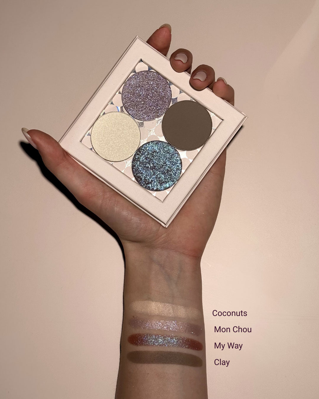 De pressed eyeshadows van Glittery Treats vormen samen een perfect uitgebalanceerde selectie. Denk aan fonkelende accenten die het licht vangen bij elke beweging, gecombineerd met satin shades die voelen als een luxe cadeautje voor jezelf.