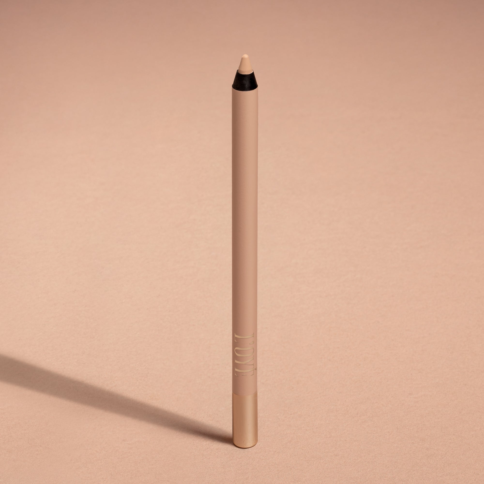 Metallic Pick up Liner van L'OYÉ Cosmetics is een waterproof oogpotlood. Dit in de kleur I'm Vanilla Baby, bekijk ook de andere 28 kleuren.