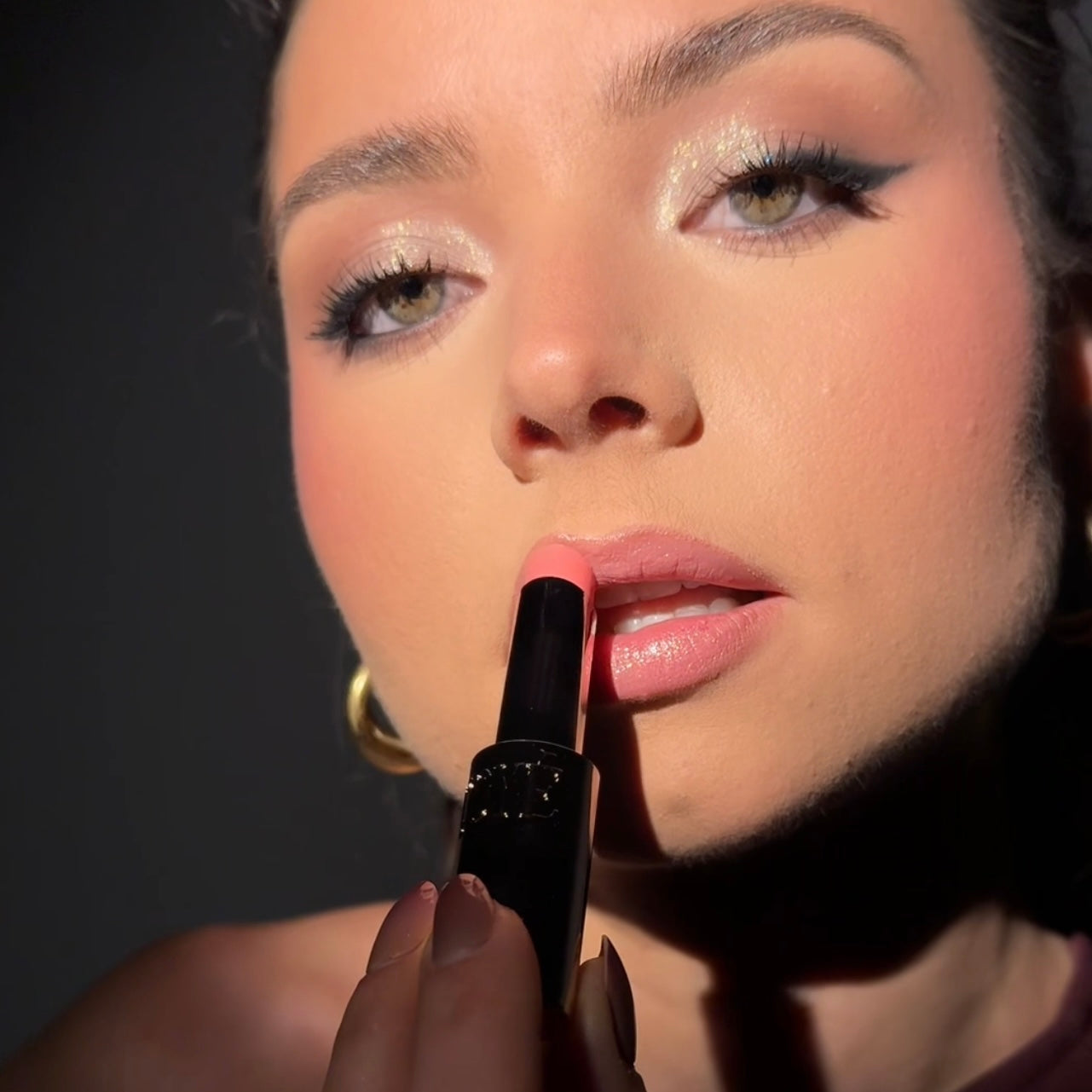 Maak kennis met Liptease Lipbalm Brad, de glossy lipbalm met karakter en warmte. De zachtroze tint geeft je lippen een natuurlijke, verzorgde glow en versterkt je lipkleur op subtiele wijze.