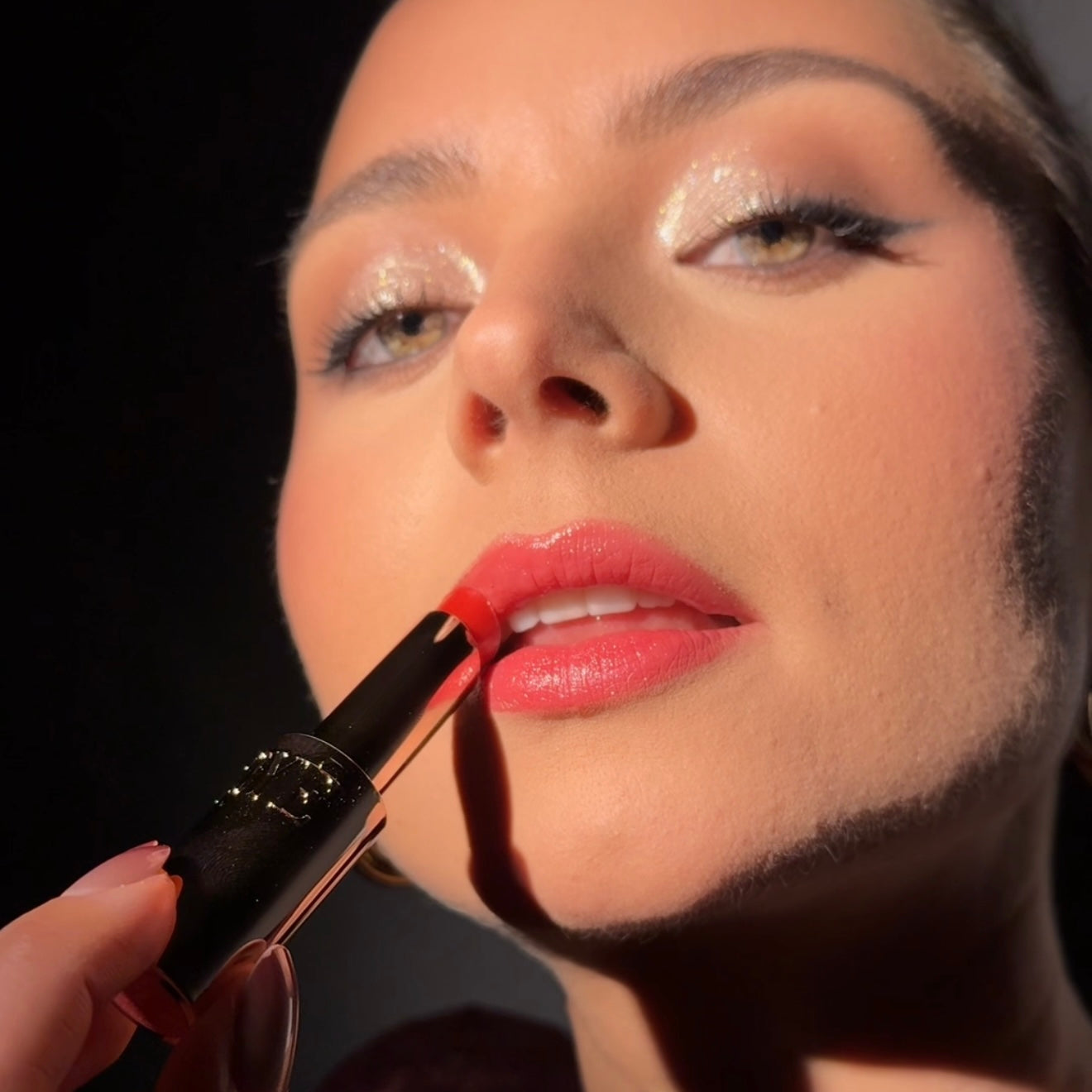 Ontdek Liptease Lipbalm Vince, de glossy lipbalm met energie en charisma. De warme, burned orange-red tint die doet denken aan late sunsets en summer heat. Bold, warm en onweerstaanbaar.