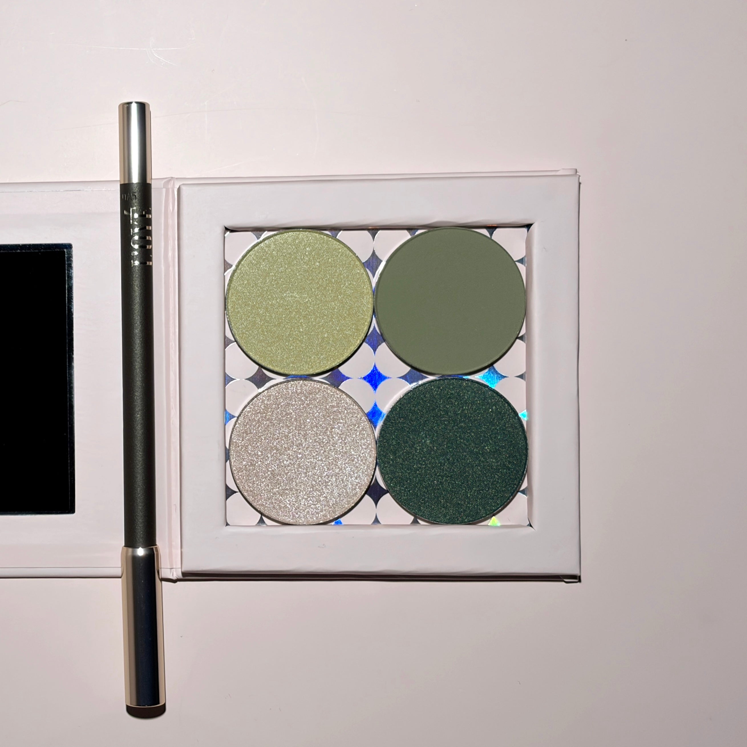 Ontdek jouw perfecte ooglook met Backstage Sinners. Van een frisse, lichte sparkle tot een diepe, mysterieuze, groene blik, met de Pressed Eyeshadows Fizz, Backstage en Sin creëer je moeiteloos elke vibe. De Pressed Mineral Eyeshadow Aloë zorgt voor een zachte, natuurlijke touch die je look in balans brengt. Maak het geheel af met de Pick-up Eyeliner Your Number?, waarmee je in één beweging extra definitie en intensiteit toevoegt. Compact, veelzijdig en perfect voor elke dag.