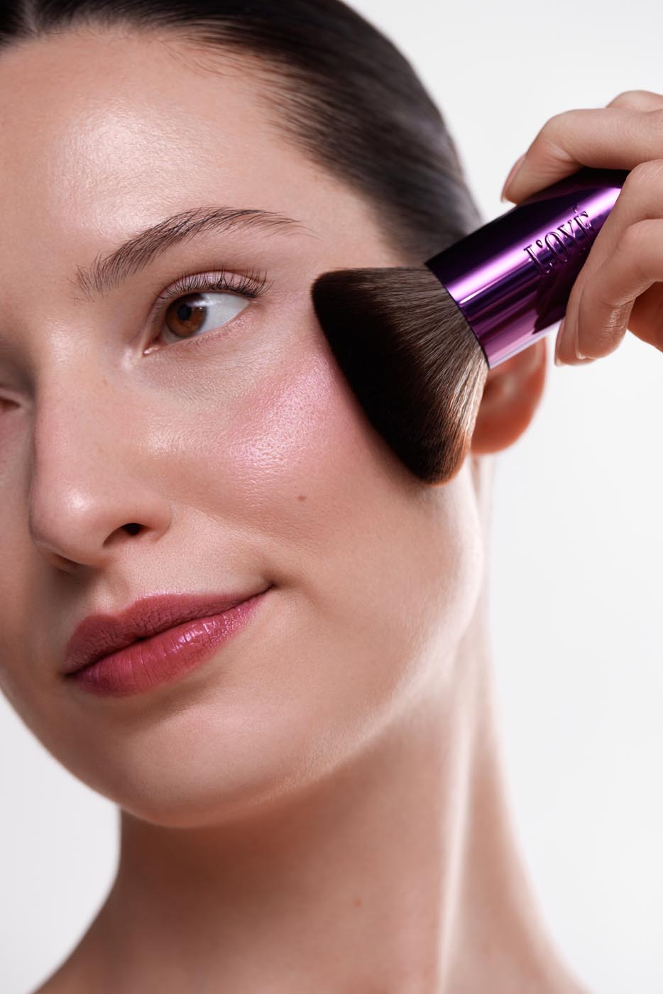 F01 Bestie Kabuki Brush van L'OYÉ Cosmetics is je nieuwe beste vriendin voor je mineral base. Ze brengt Mineral Primer en Mineral Foundation snel en egaal aan en bufft alles naadloos in voor een smooth, natuurlijke finish, zonder strepen.