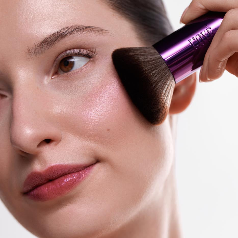 F01 Bestie Kabuki Brush by L'OYÉ Cosmetics is your new best friend for your mineral base. It applies Mineral Primer and Mineral Foundation quickly and evenly and blends everything seamlessly for a smooth, natural finish, without streaks.