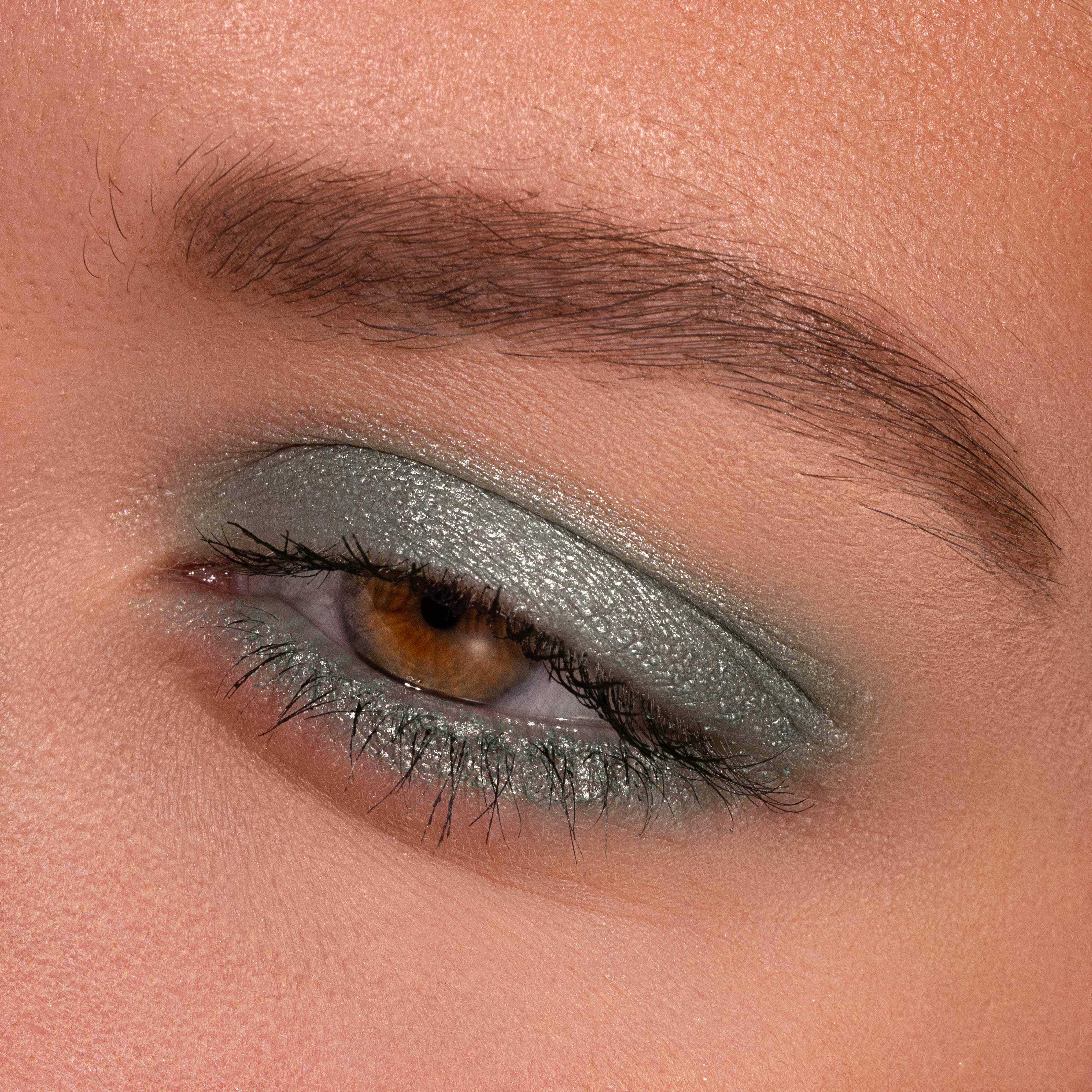 Metallic Pick up Liner van L'OYÉ Cosmetics is een waterproof oogpotlood. Dit in de kleur Lime Yours, bekijk ook de andere 28 kleuren.