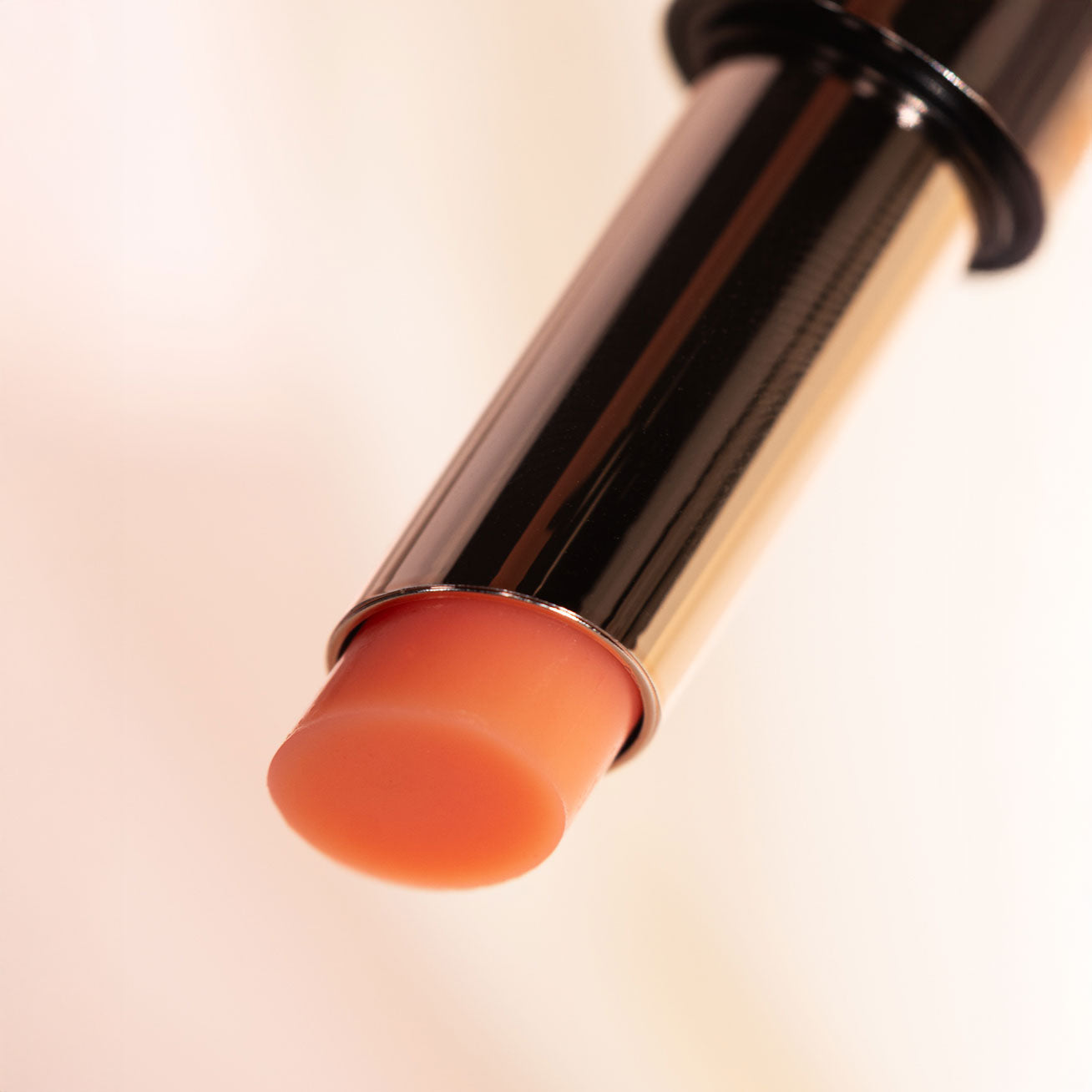 Liptease Lipbalm met Ceramiden & Skincare Benefits. De formule is ontwikkeld als een luxe skincare-product voor je lippen, verrijkt met ceramiden, antioxidanten en verzorgende oliën die intensief hydrateren, verzachten en beschermen.