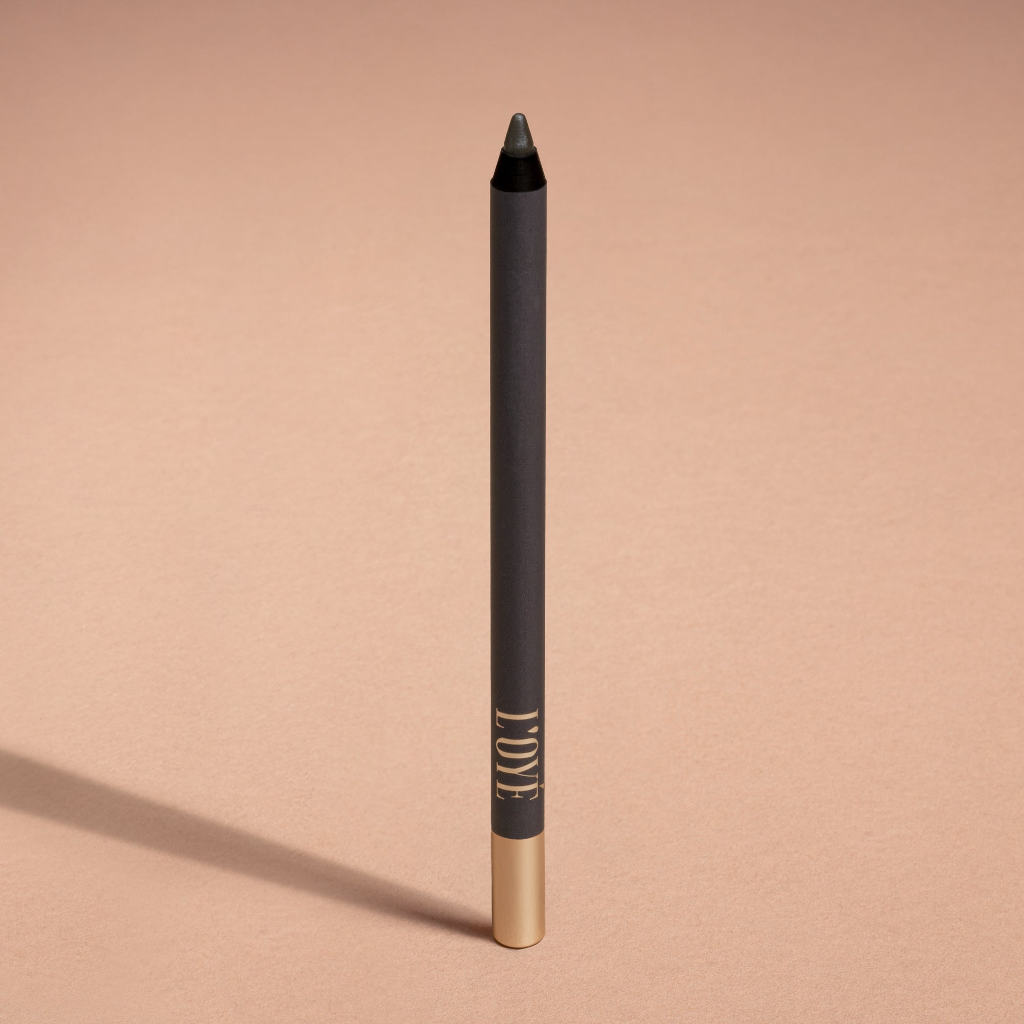 Metallic Pick up Liner van L'OYÉ Cosmetics is een waterproof oogpotlood. Dit in de kleur Marry Me, bekijk ook de andere 28 kleuren.