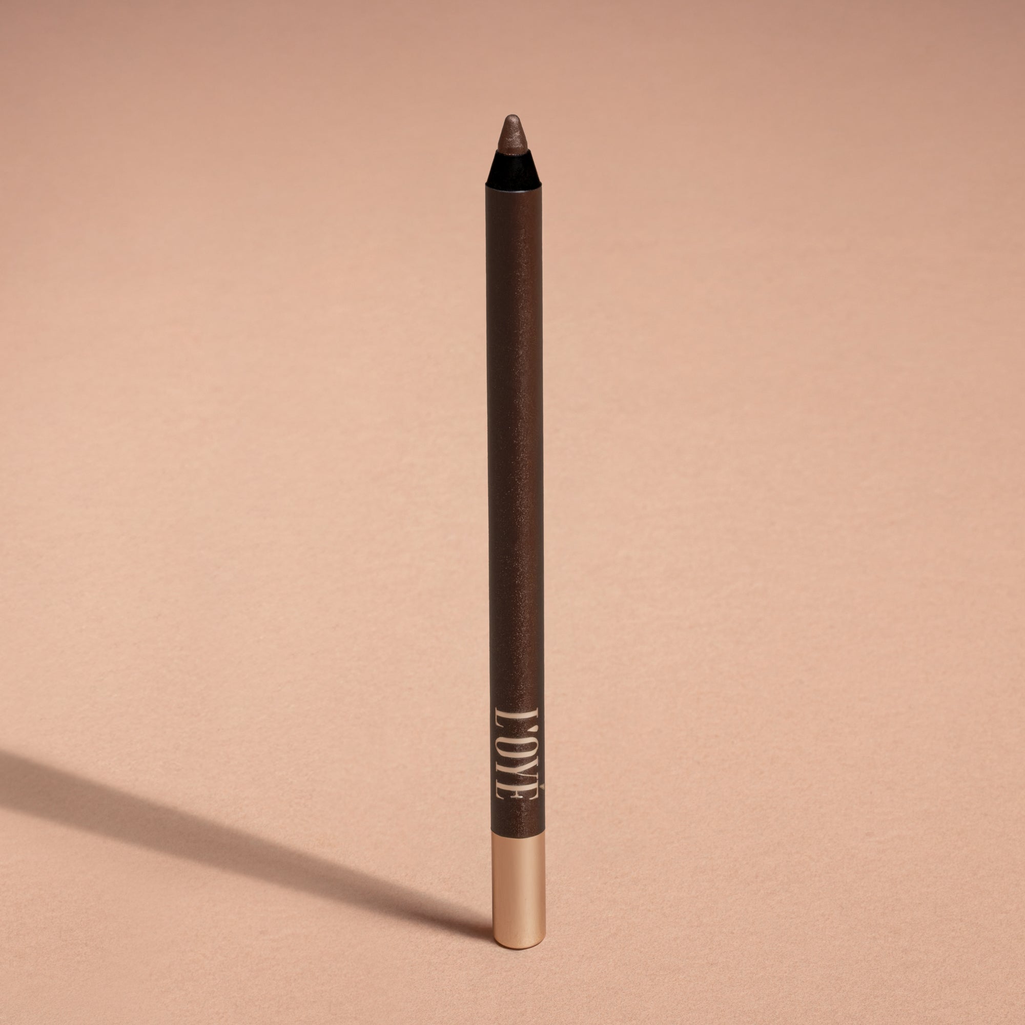 Metallic Pick up Liner van L'OYÉ Cosmetics is een waterproof oogpotlood. Dit in de kleur My Turn, bekijk ook de andere 28 kleuren.