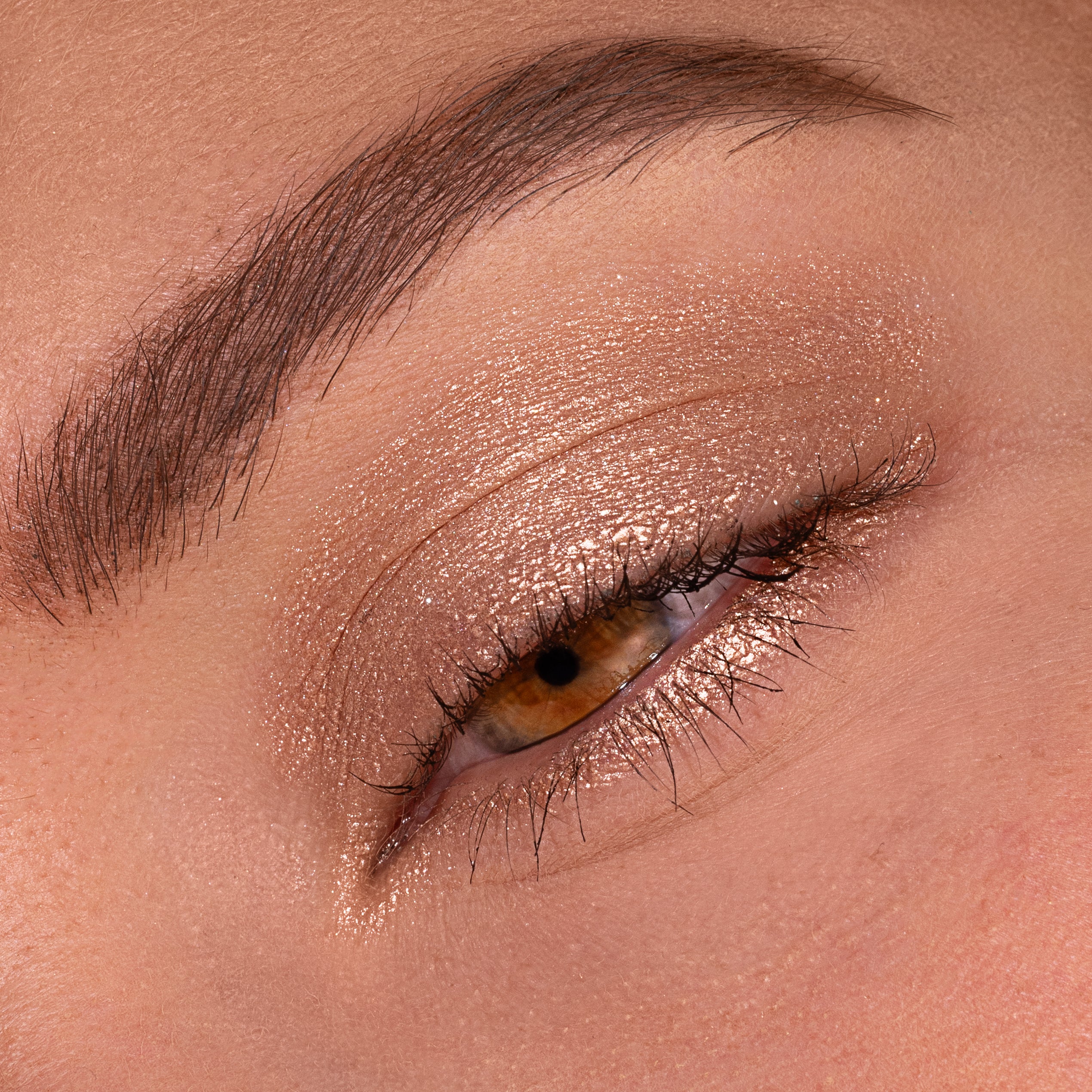 Metallic Pick up Liner van L'OYÉ Cosmetics is een waterproof oogpotlood. Dit in de kleur Pearlfact Love, bekijk ook de andere 28 kleuren.