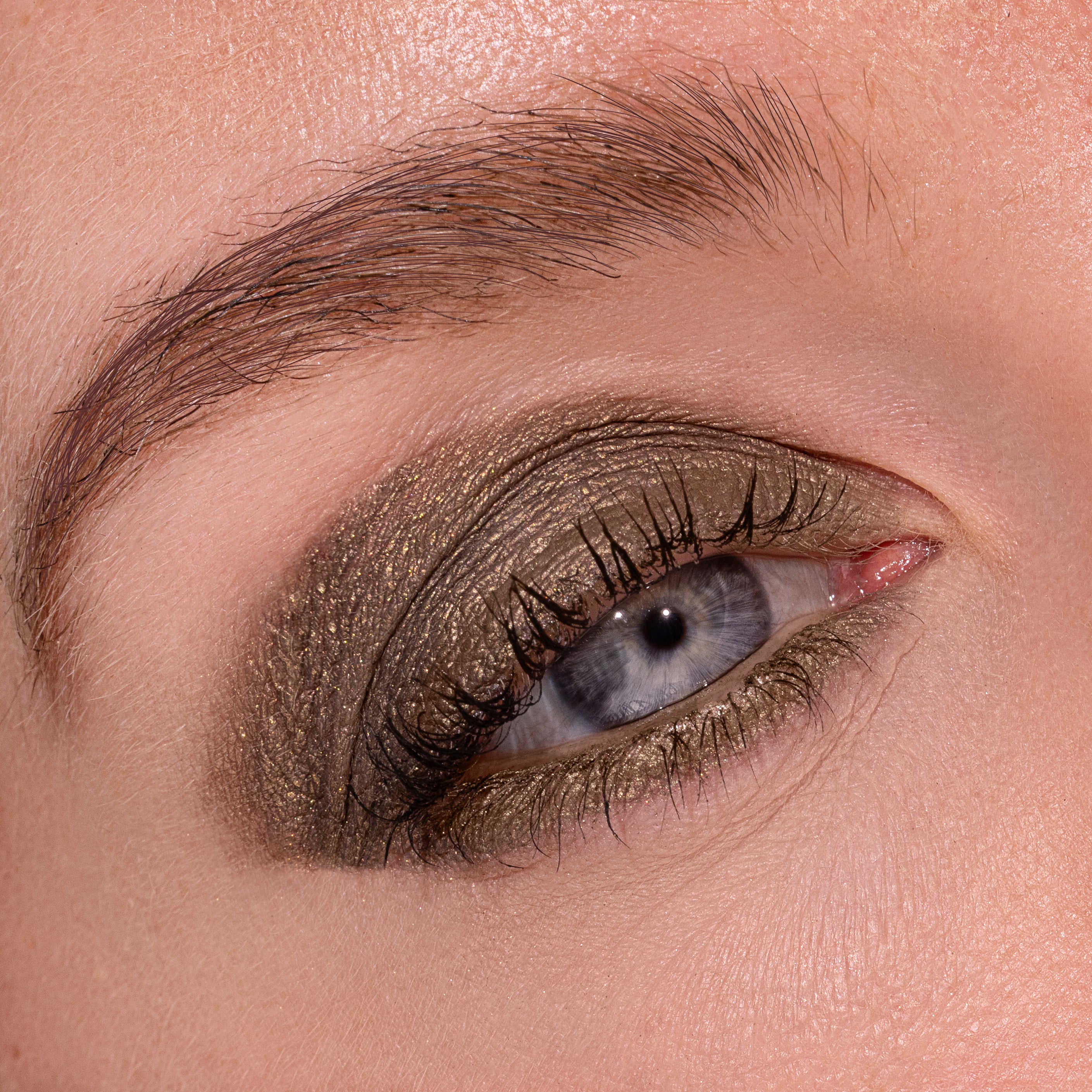 Metallic Pick up Liner van L'OYÉ Cosmetics is een waterproof oogpotlood. Dit in de kleur Pick Me, bekijk ook de andere 28 kleuren.