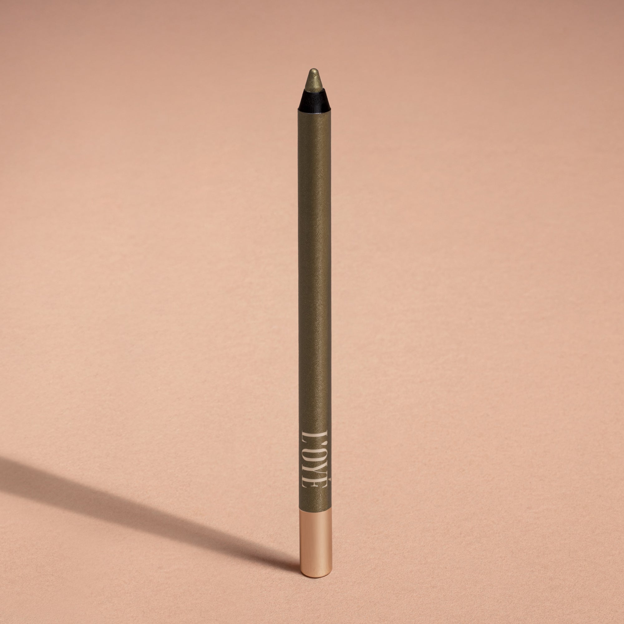 Metallic Pick up Liner van L'OYÉ Cosmetics is een waterproof oogpotlood. Dit in de kleur Pick Me, bekijk ook de andere 28 kleuren.