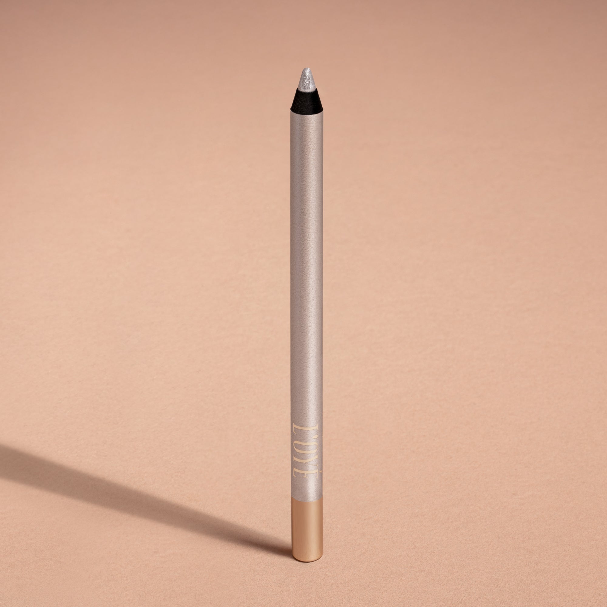 Metallic Pick up Liner van L'OYÉ Cosmetics is een waterproof oogpotlood. Dit in de kleur Silver Lining, bekijk ook de andere 28 kleuren.