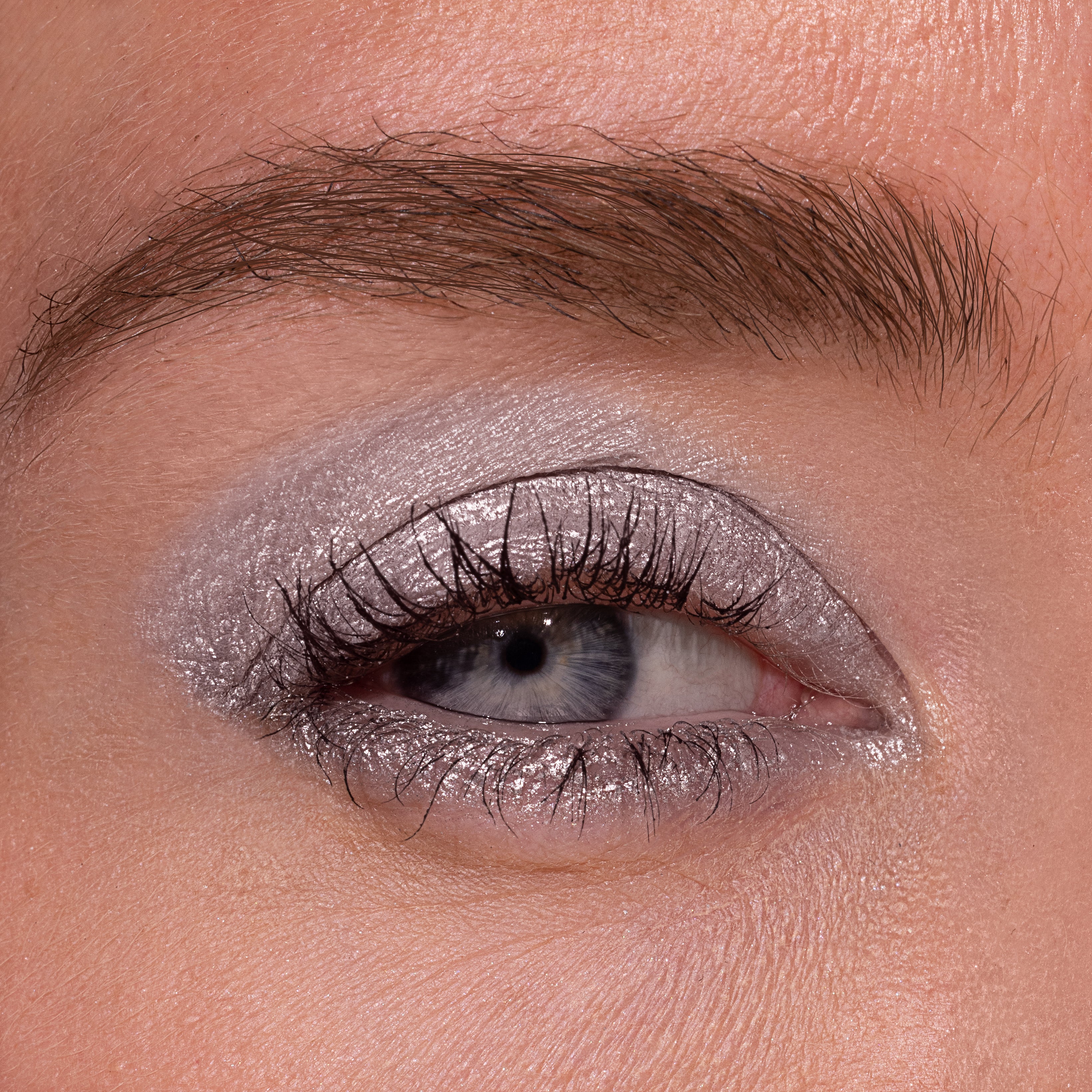 Metallic Pick up Liner van L'OYÉ Cosmetics is een waterproof oogpotlood. Dit in de kleur Silver Lining, bekijk ook de andere 28 kleuren.