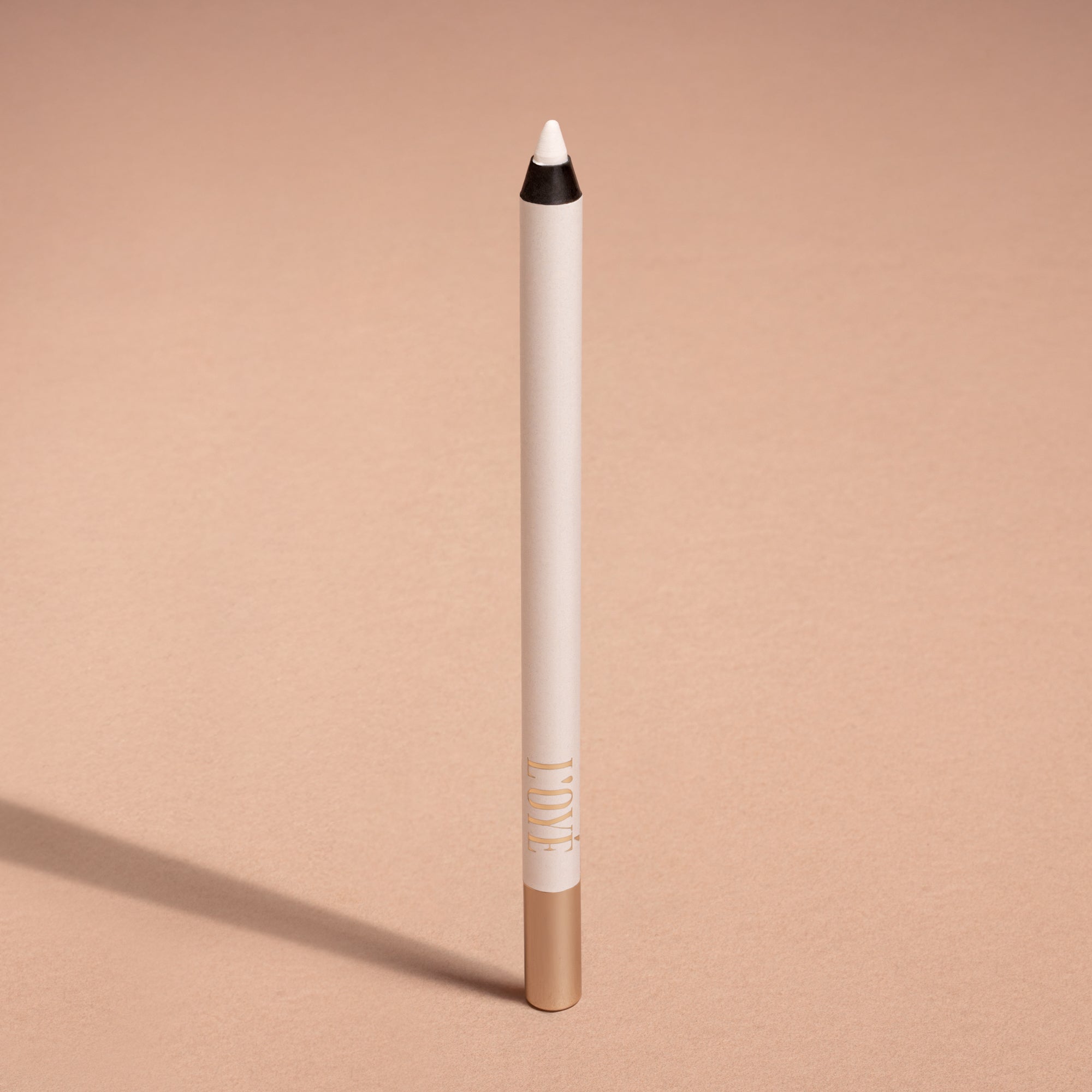 Metallic Pick up Liner van L'OYÉ Cosmetics is een waterproof oogpotlood. Dit in de kleur Snow Angel, bekijk ook de andere 28 kleuren.