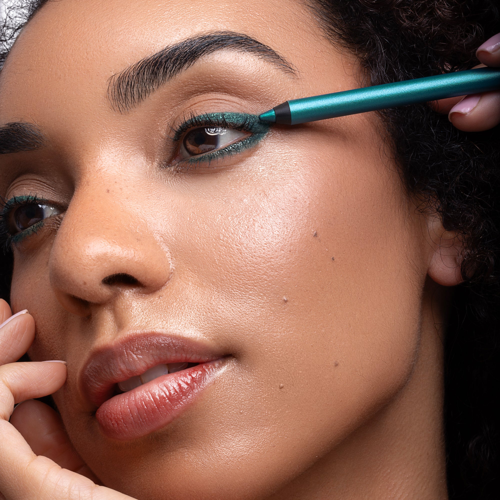 Metallic Pick up Liner van L'OYÉ Cosmetics is een waterproof oogpotlood. Dit in de kleur Teal the Deal, bekijk ook de andere 28 kleuren.