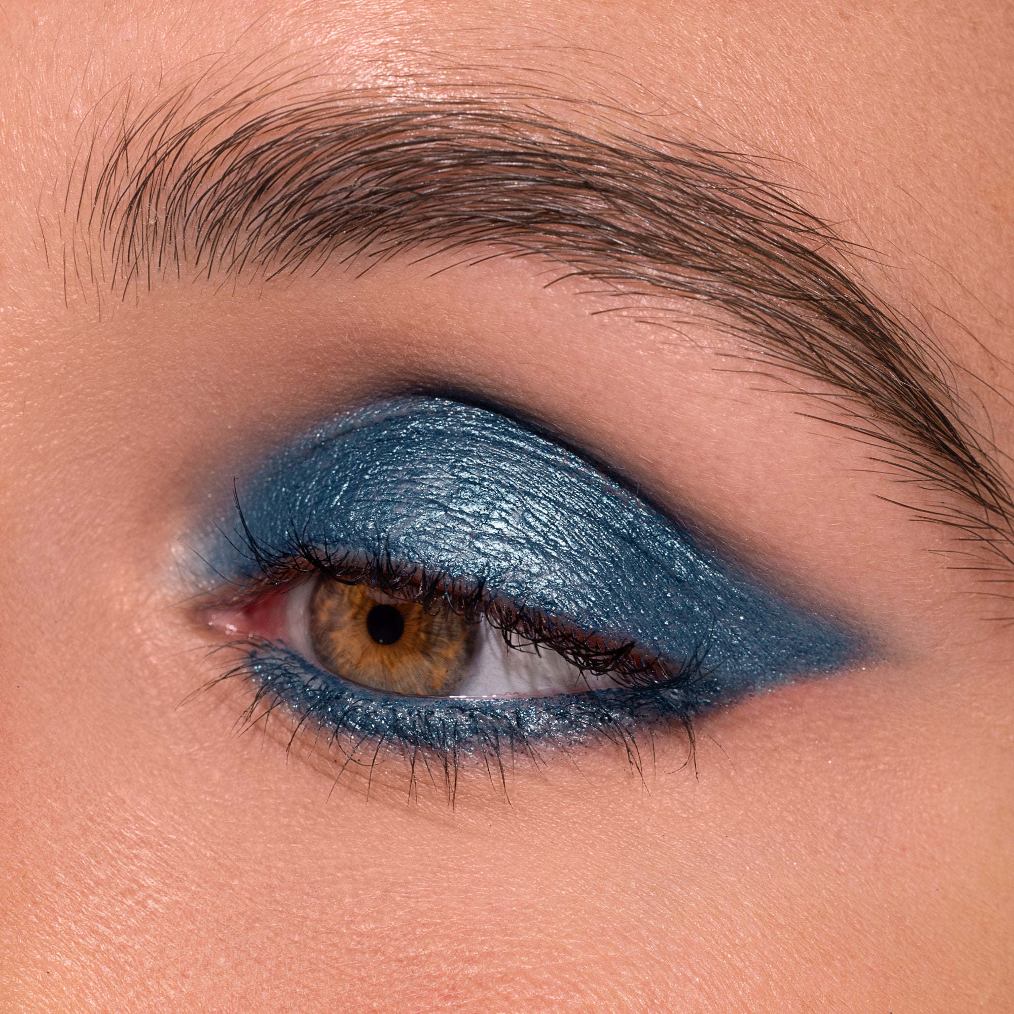 Metallic Pick up Liner van L'OYÉ Cosmetics is een waterproof oogpotlood. Dit in de kleur Teal the Deal, bekijk ook de andere 28 kleuren.