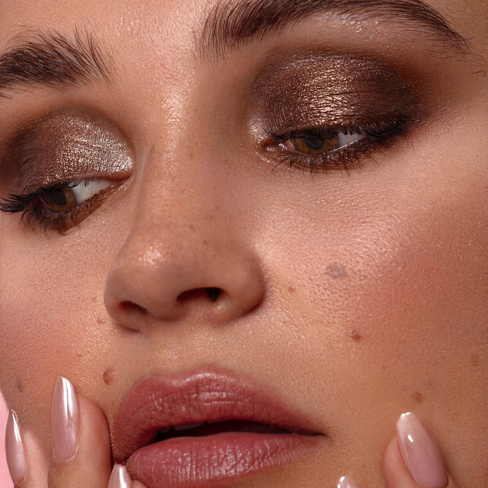 Metallic Pick up Liner van L'OYÉ Cosmetics is een waterproof oogpotlood. Dit in de kleur Toast to Us, bekijk ook de andere 28 kleuren.