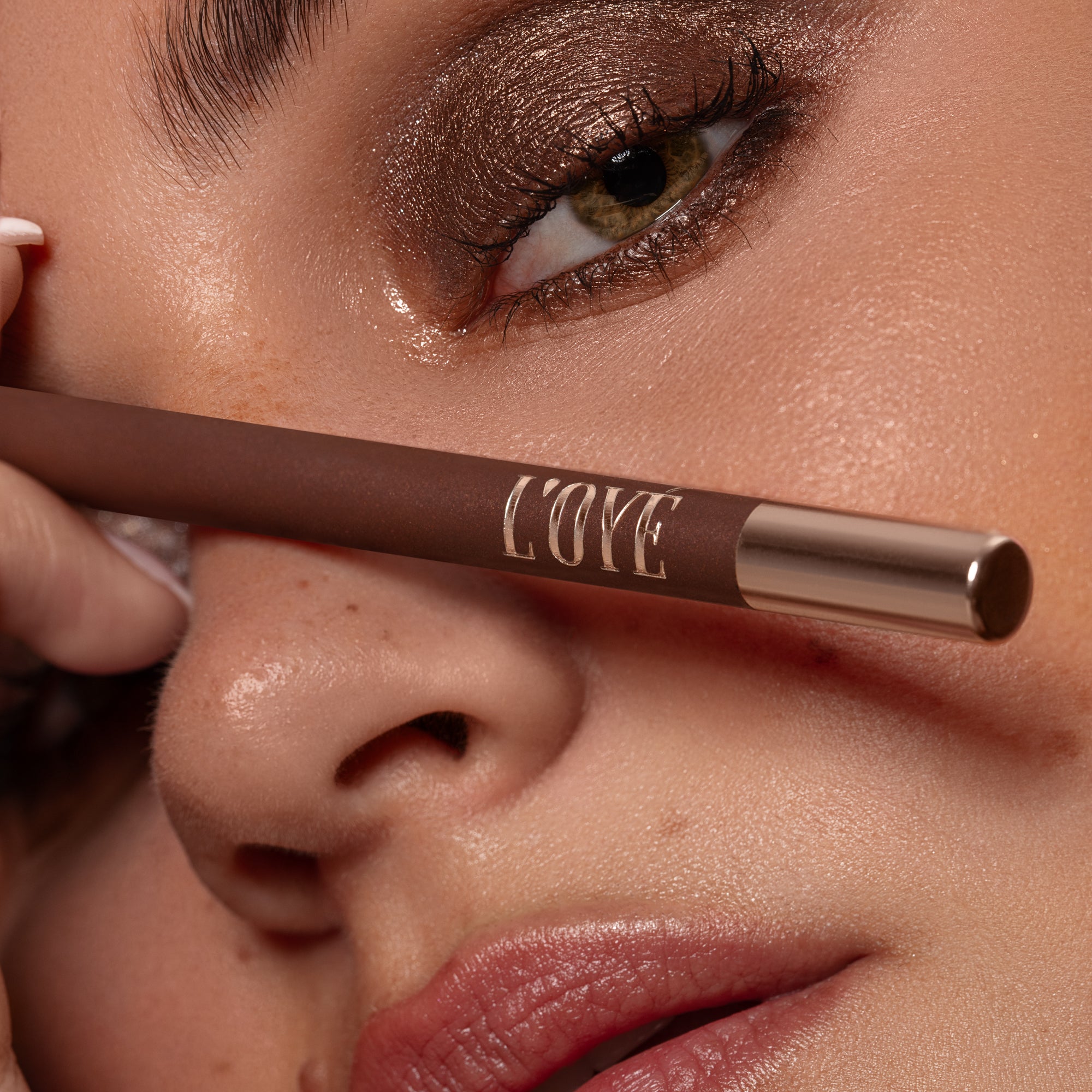 Metallic Pick up Liner van L'OYÉ Cosmetics is een waterproof oogpotlood. Dit in de kleur Toast to Us, bekijk ook de andere 28 kleuren.
