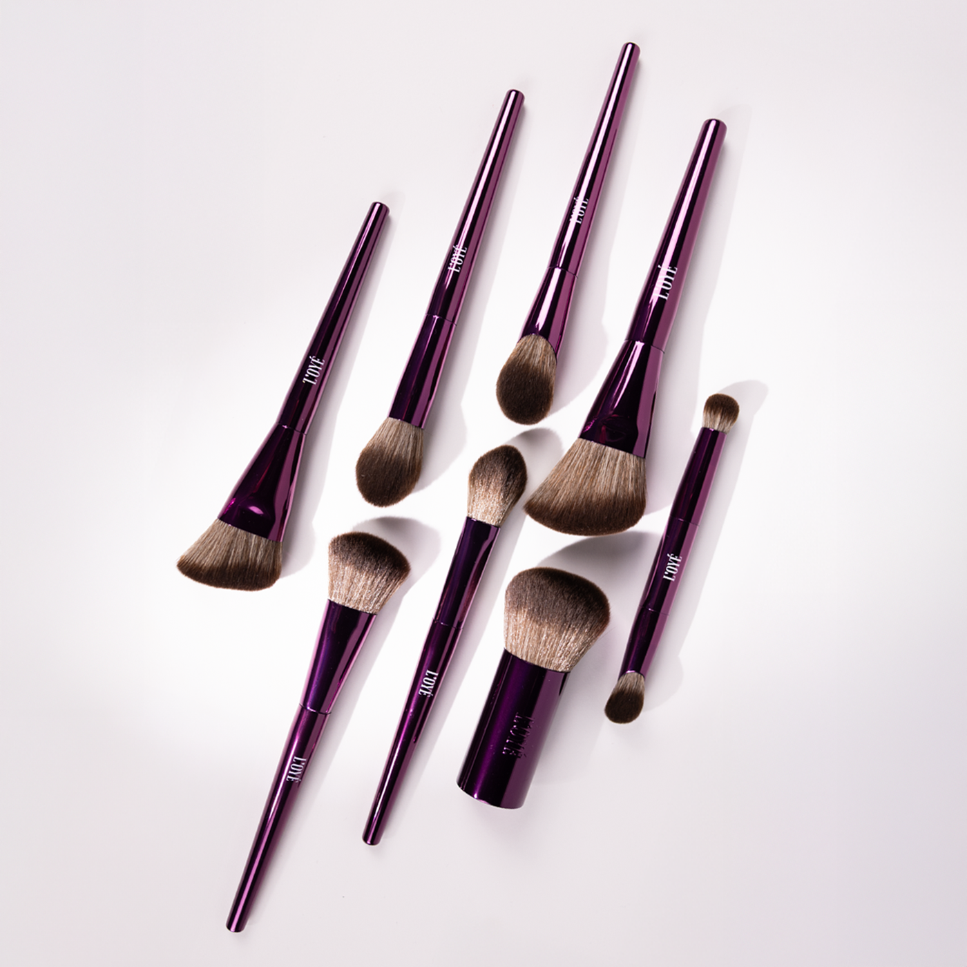 Met de Pro Face Brush collectie van L'OYÉ Cosmetics heb je voor iedere stap en ieder effect de perfecte brush in handen. Professionele make-up wordt niet met één kwast aangebracht. Verschillende producten, texturen en zones van het gezicht vragen om verschillende brushes. Door voor elke stap de juiste tool te gebruiken, bereik je een natuurlijkere blend, meer controle over dekking en een verfijnder eindresultaat.