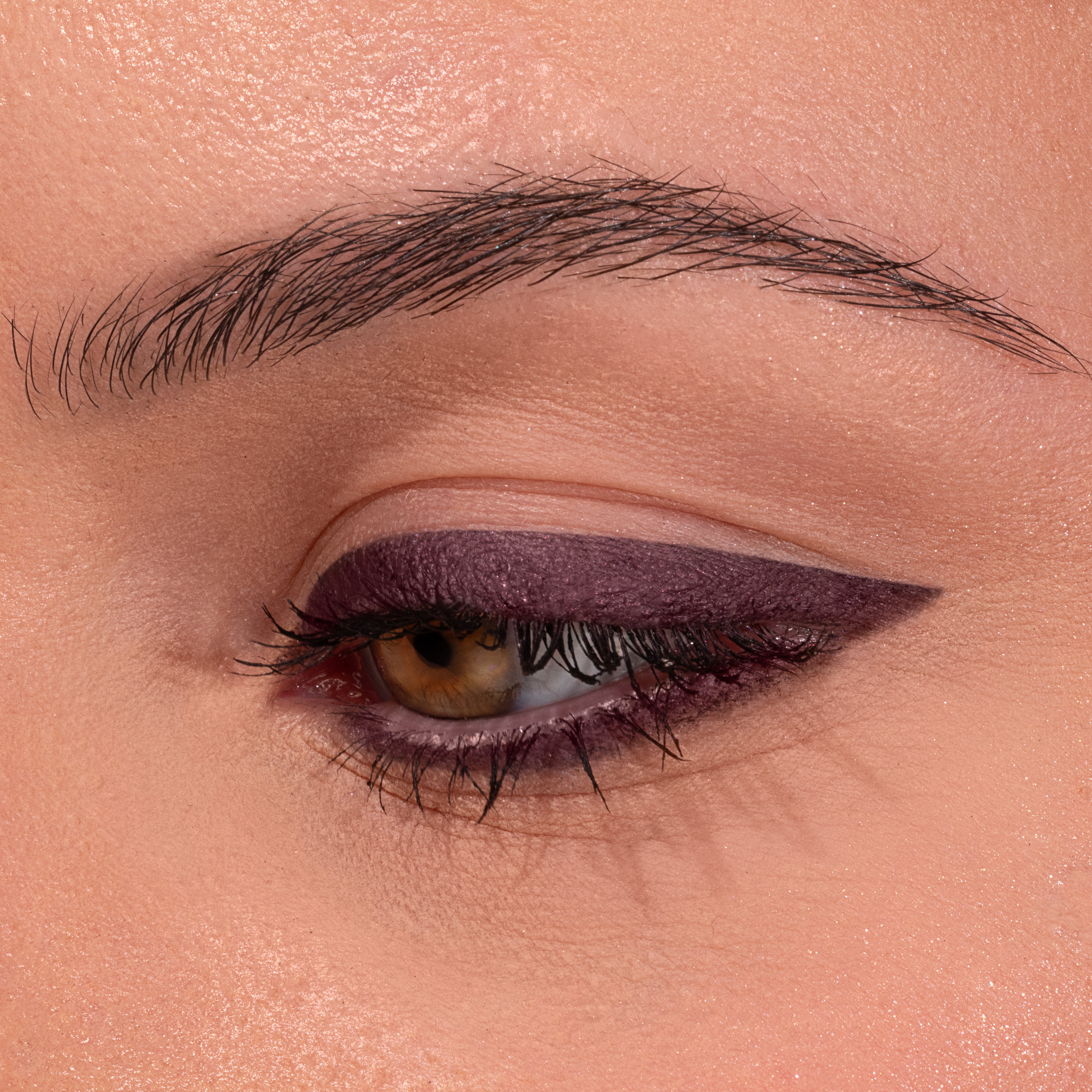 Metallic Pick up Liner van L'OYÉ Cosmetics is een waterproof oogpotlood. Dit in de kleur Wine Not, bekijk ook de andere 28 kleuren.