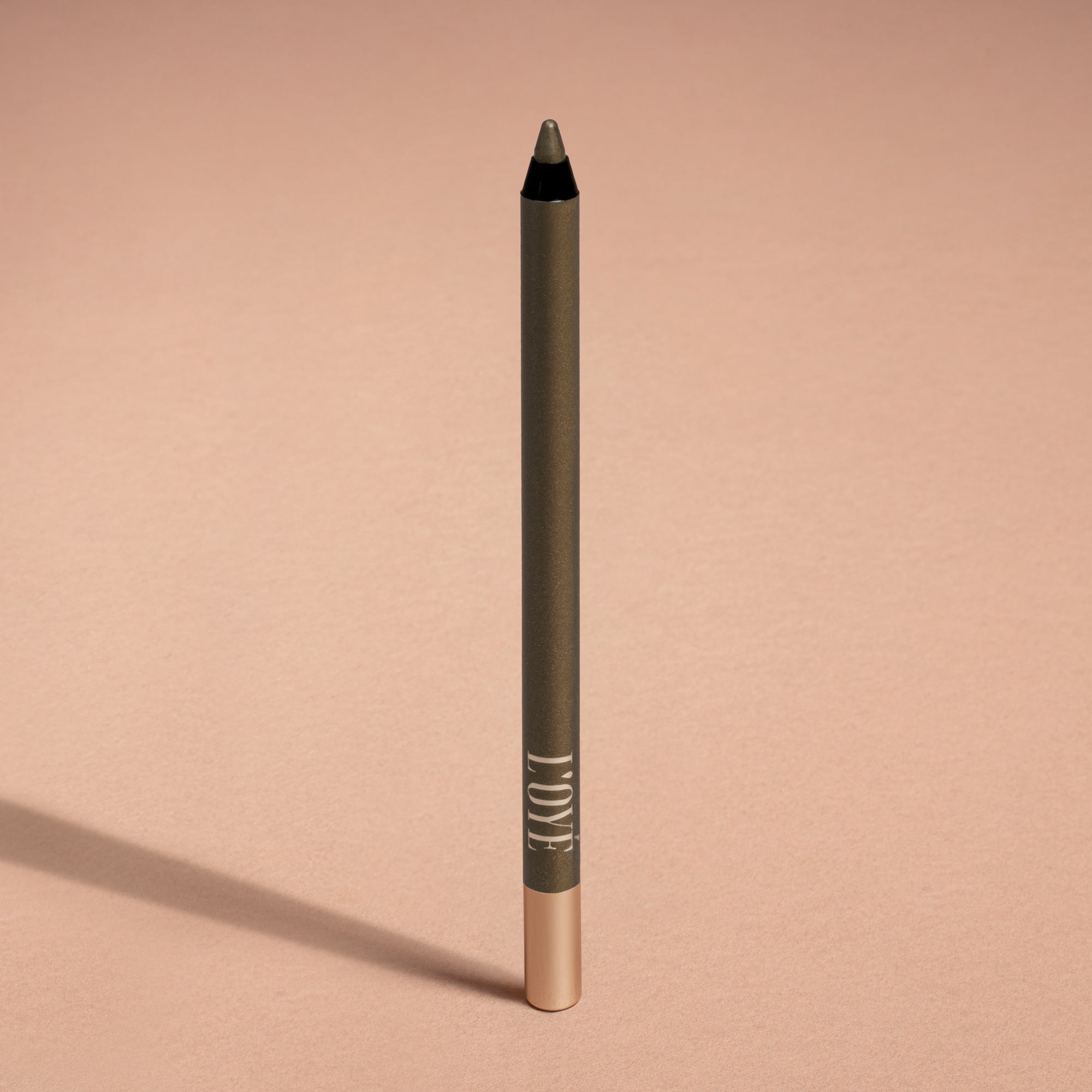 Metallic Pick up Liner van L'OYÉ Cosmetics is een waterproof oogpotlood. Dit in de kleur You, Me?, bekijk ook de andere 28 kleuren.