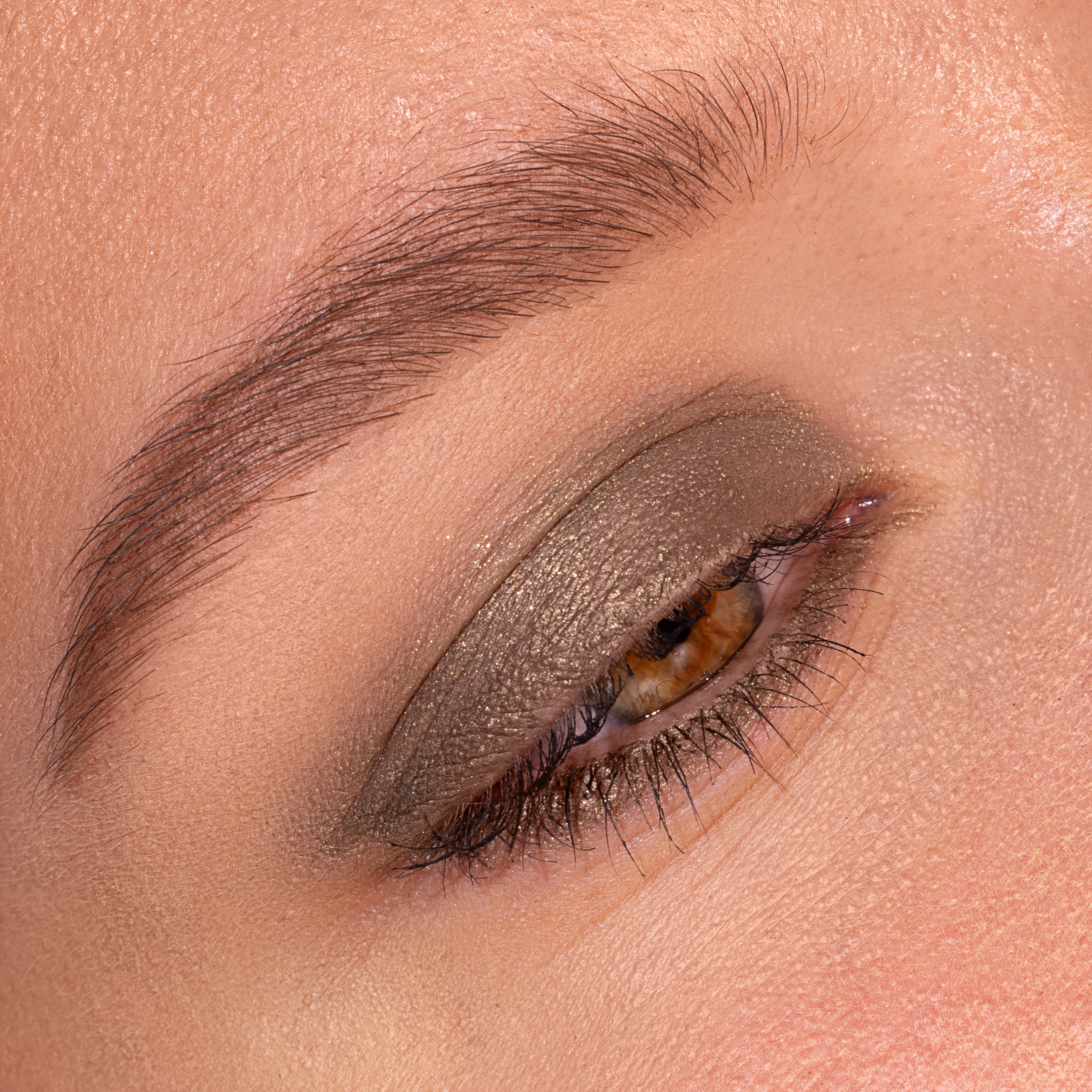 Metallic Pick up Liner van L'OYÉ Cosmetics is een waterproof oogpotlood. Dit in de kleur You, Me?, bekijk ook de andere 28 kleuren.