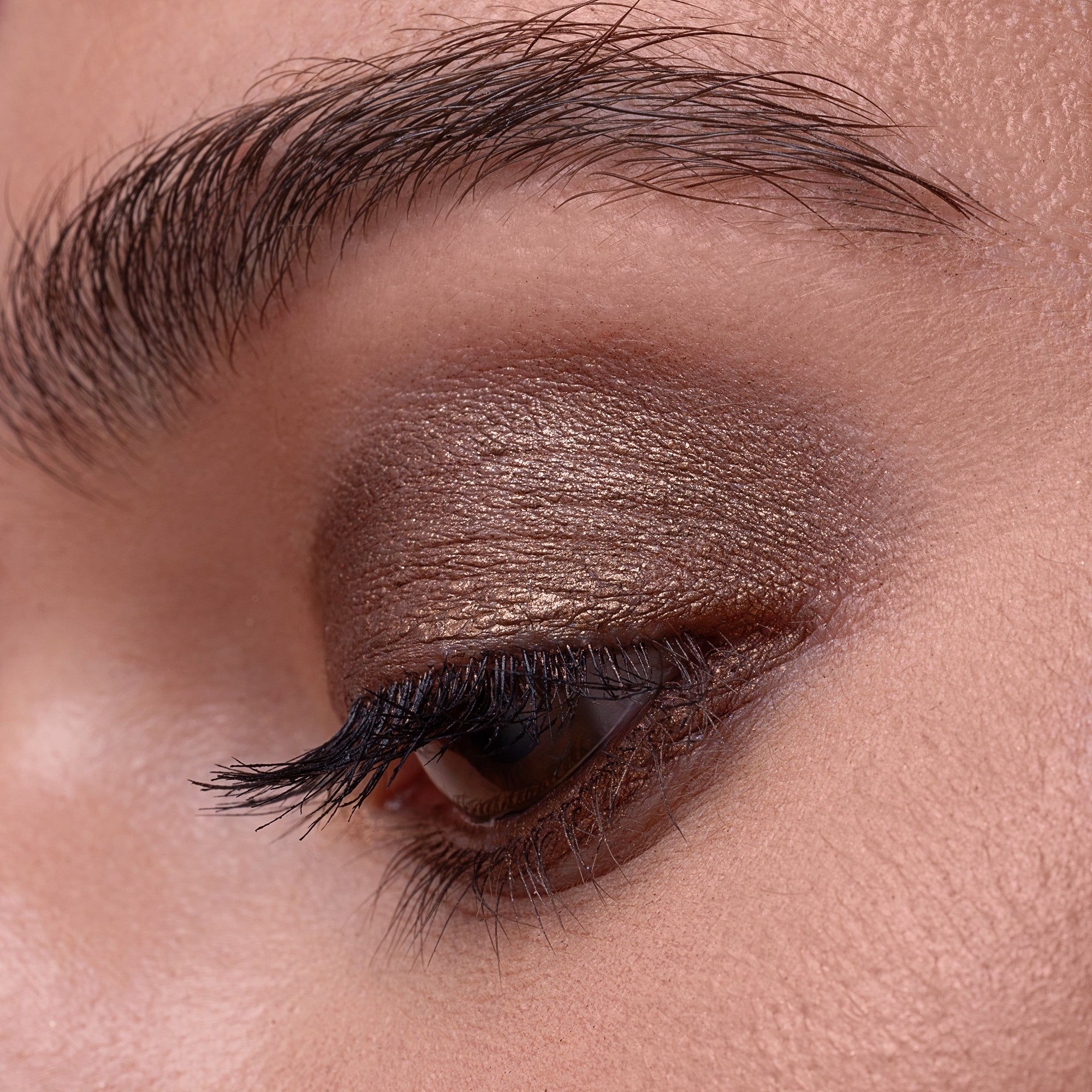 Metallic Pick up Liner van L'OYÉ Cosmetics is een waterproof oogpotlood. Dit in de kleur You Wish, bekijk ook de andere 28 kleuren.