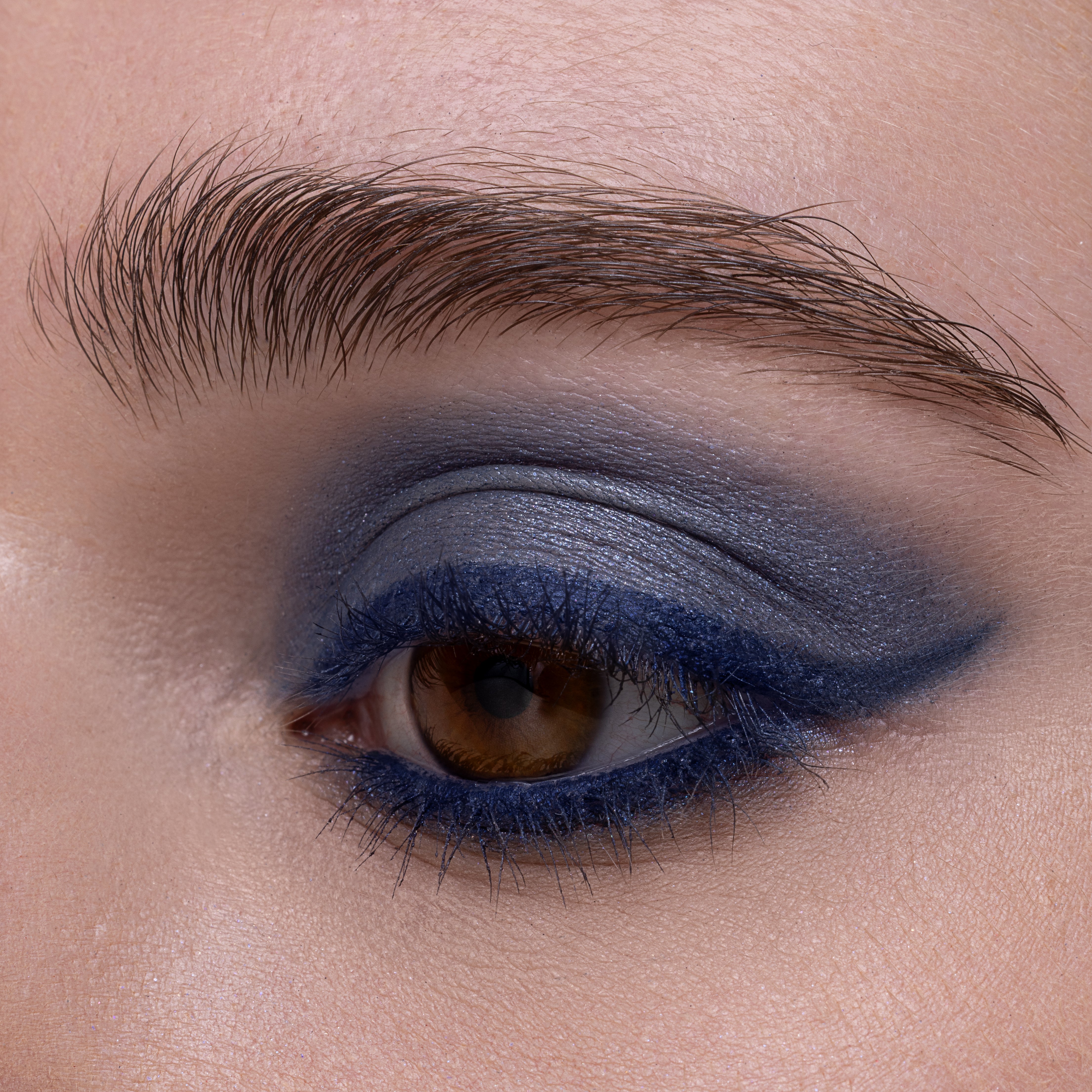 Metallic Pick up Liner van L'OYÉ Cosmetics is een waterproof oogpotlood. Dit in de kleur You're Bluetiful, bekijk ook de andere 28 kleuren.