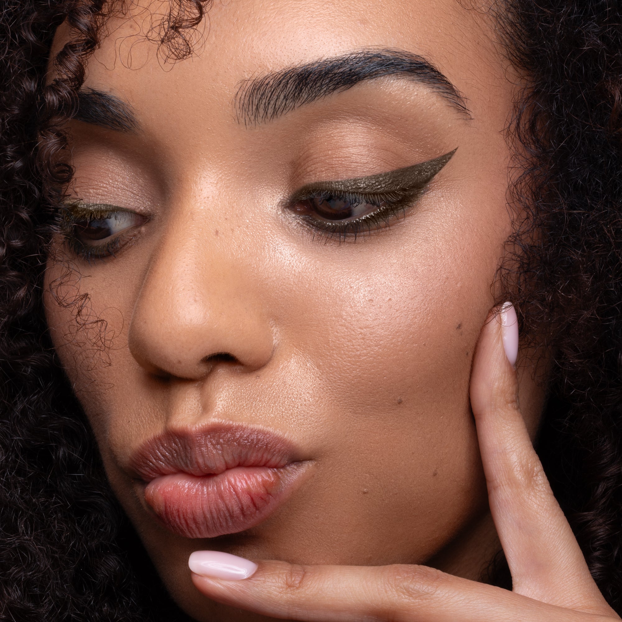 Metallic Pick up Liner van L'OYÉ Cosmetics is een waterproof oogpotlood. Dit in de kleur Your Number, bekijk ook de andere 28 kleuren.