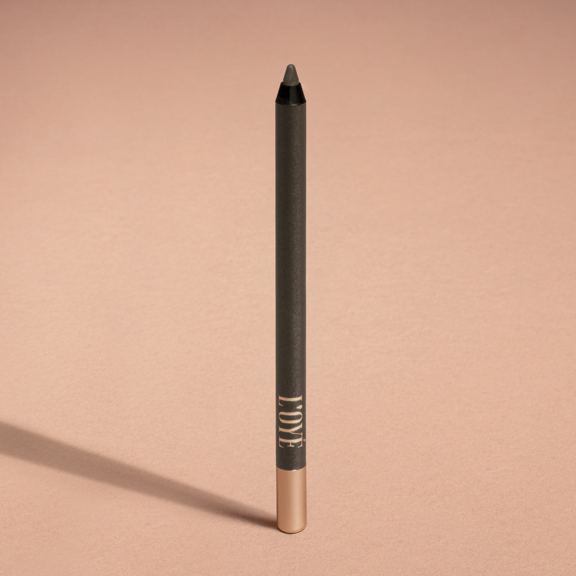 Metallic Pick up Liner van L'OYÉ Cosmetics is een waterproof oogpotlood. Dit in de kleur Your Number, bekijk ook de andere 28 kleuren.