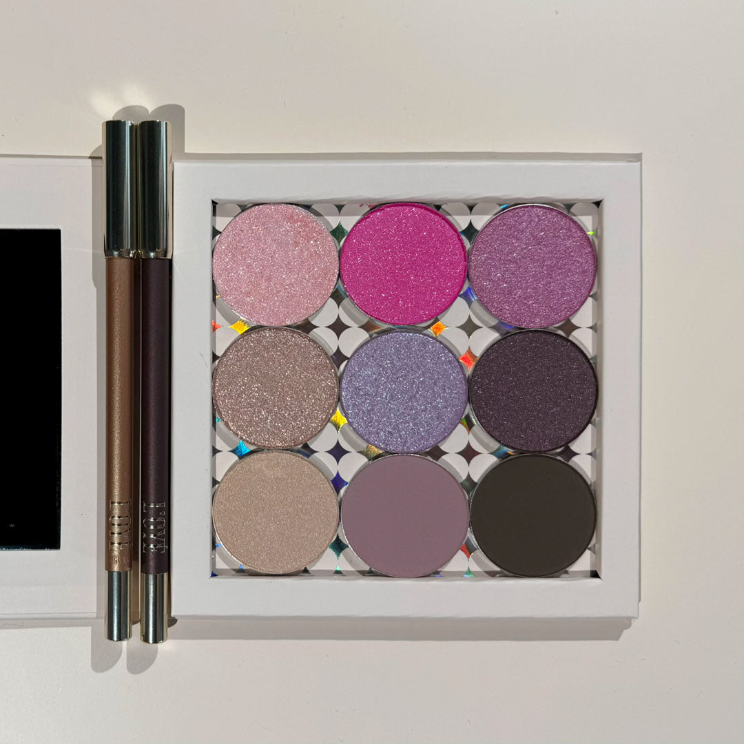 Ontdek de Pressed Eyeshadow Bundle – Blooming Baddie: jouw ultieme set voor een frisse, speelse en moeiteloze glam look.