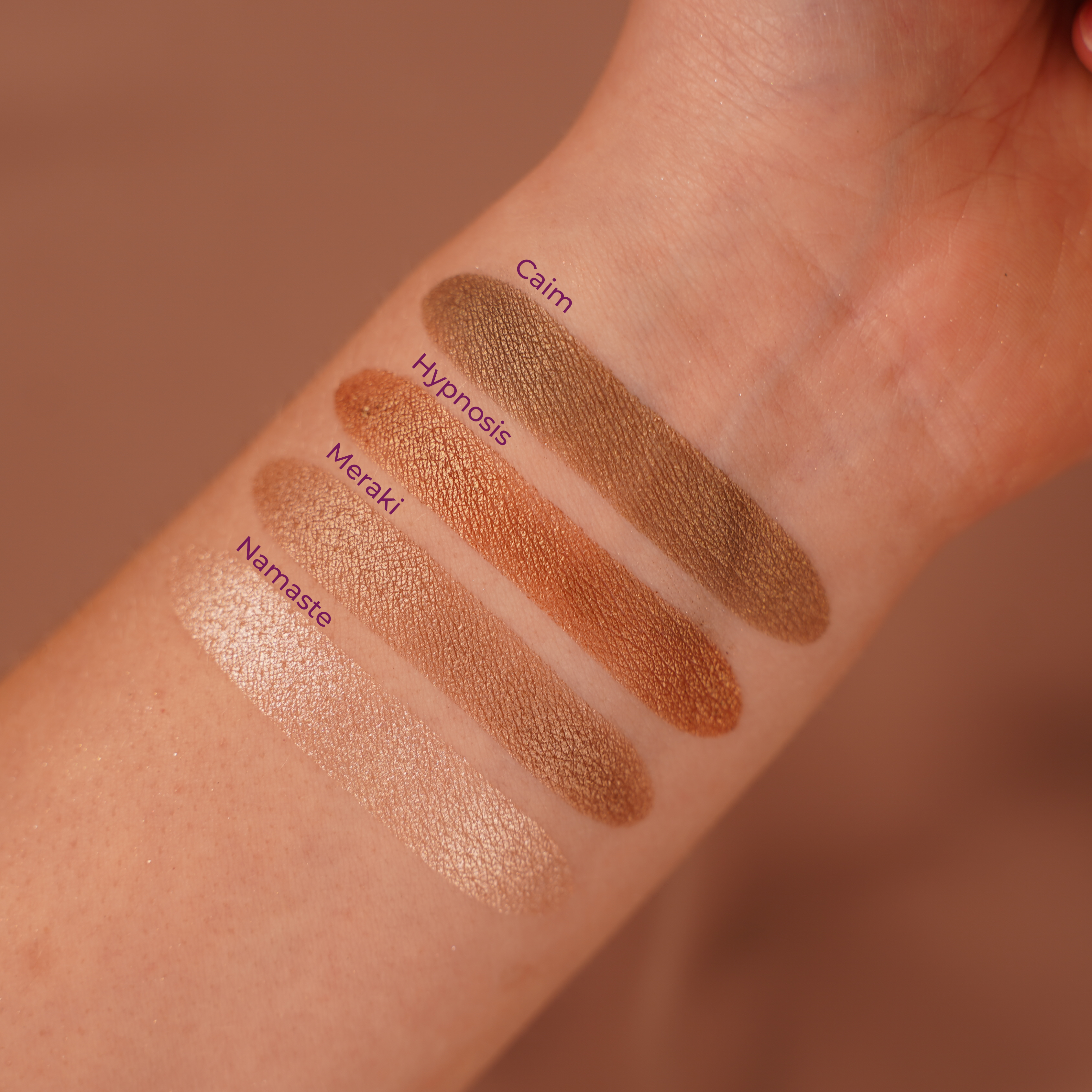 Oogschaduw swatches met brons, bruine, koper kleuren: Caim, Hypnosis, Meraki, Namaste.