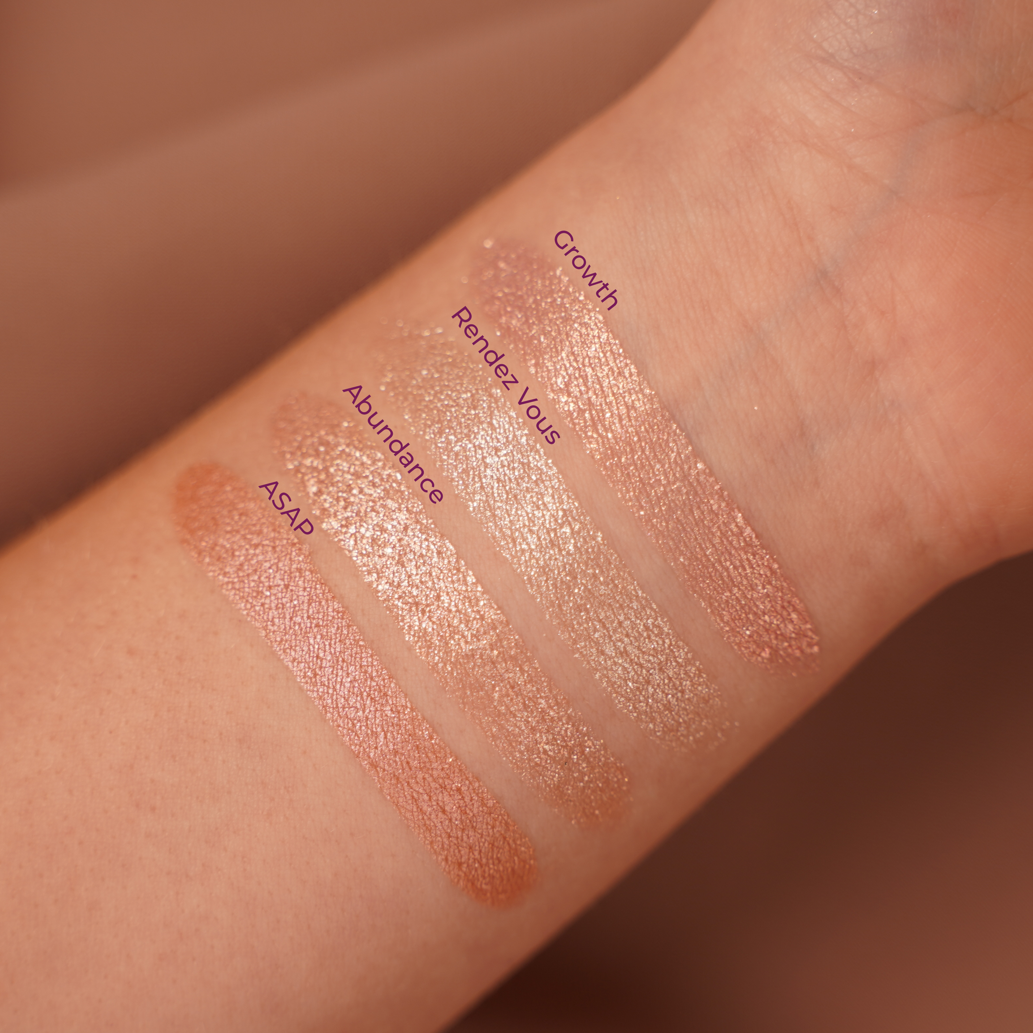 Oogschaduw swatches met roze en rosé kleuren: Growth, Rendez Vous, Abundance, ASAP.