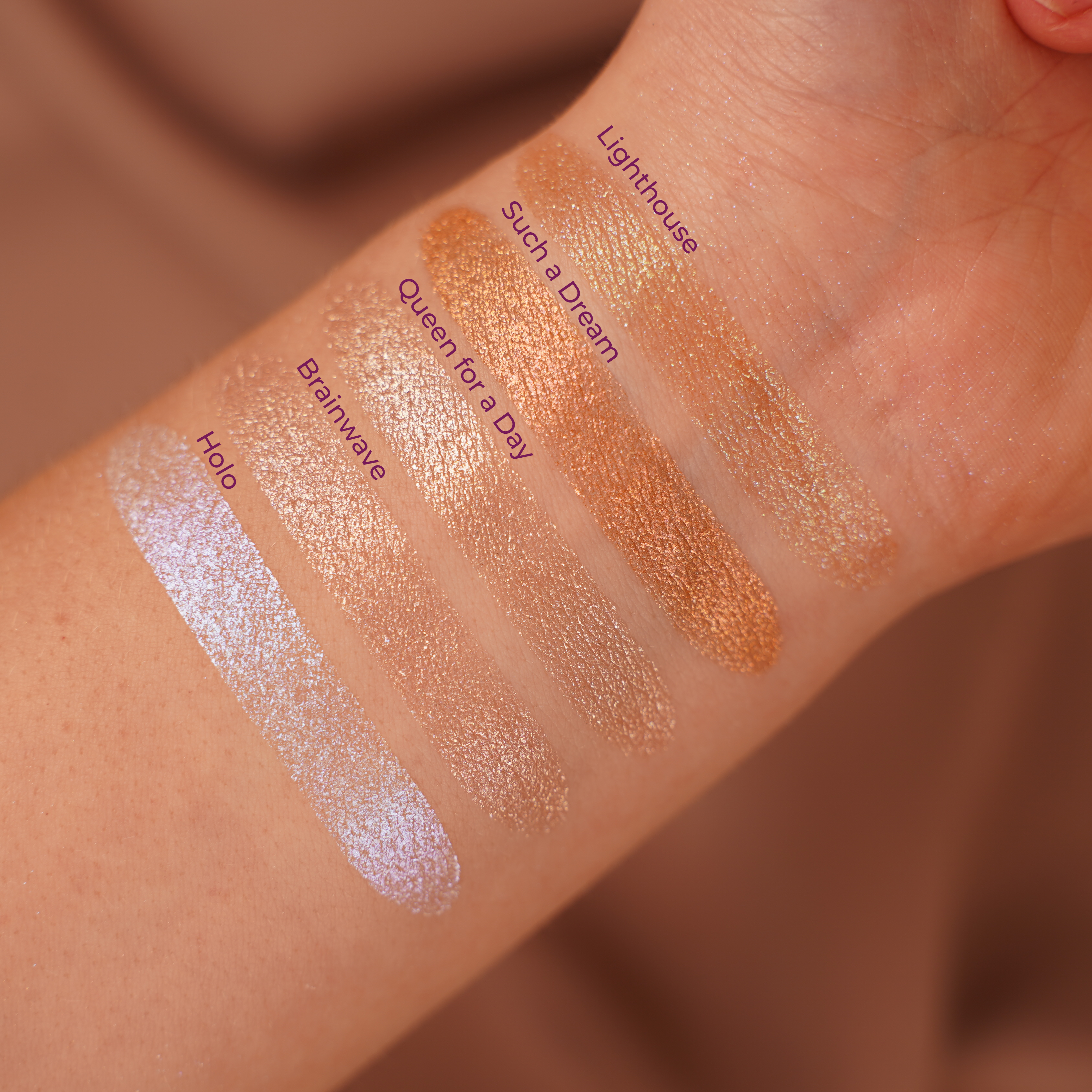 Oogschaduw swatches met goud, koper, nude en holo kleuren: Lighthouse, Such a Dream, Queen for a Day, Brainwave, Holo