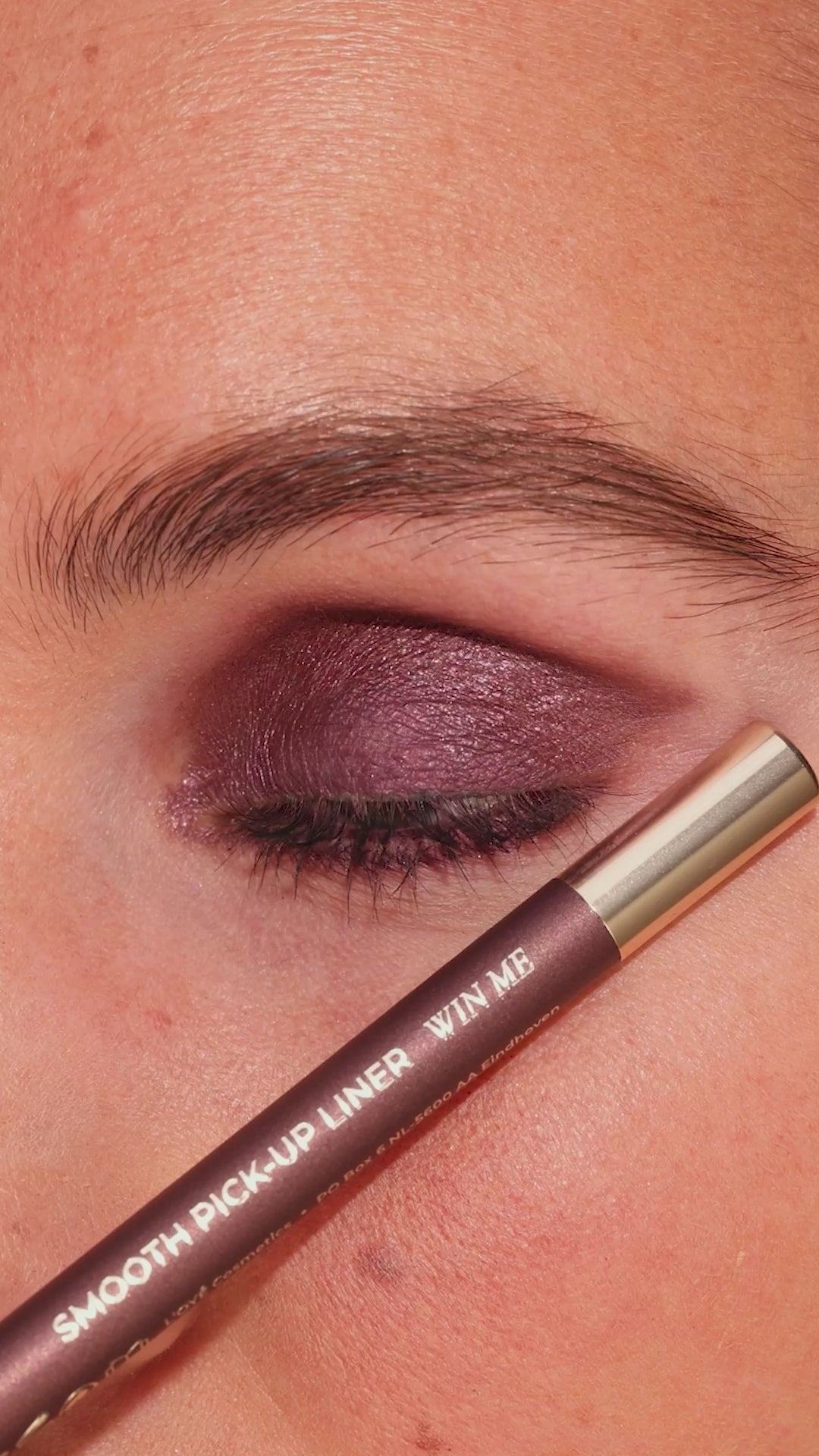 Metallic Pick up Liner van L'OYÉ Cosmetics is een waterproof oogpotlood. Dit in de kleur Win Me, bekijk ook de andere 28 kleuren.