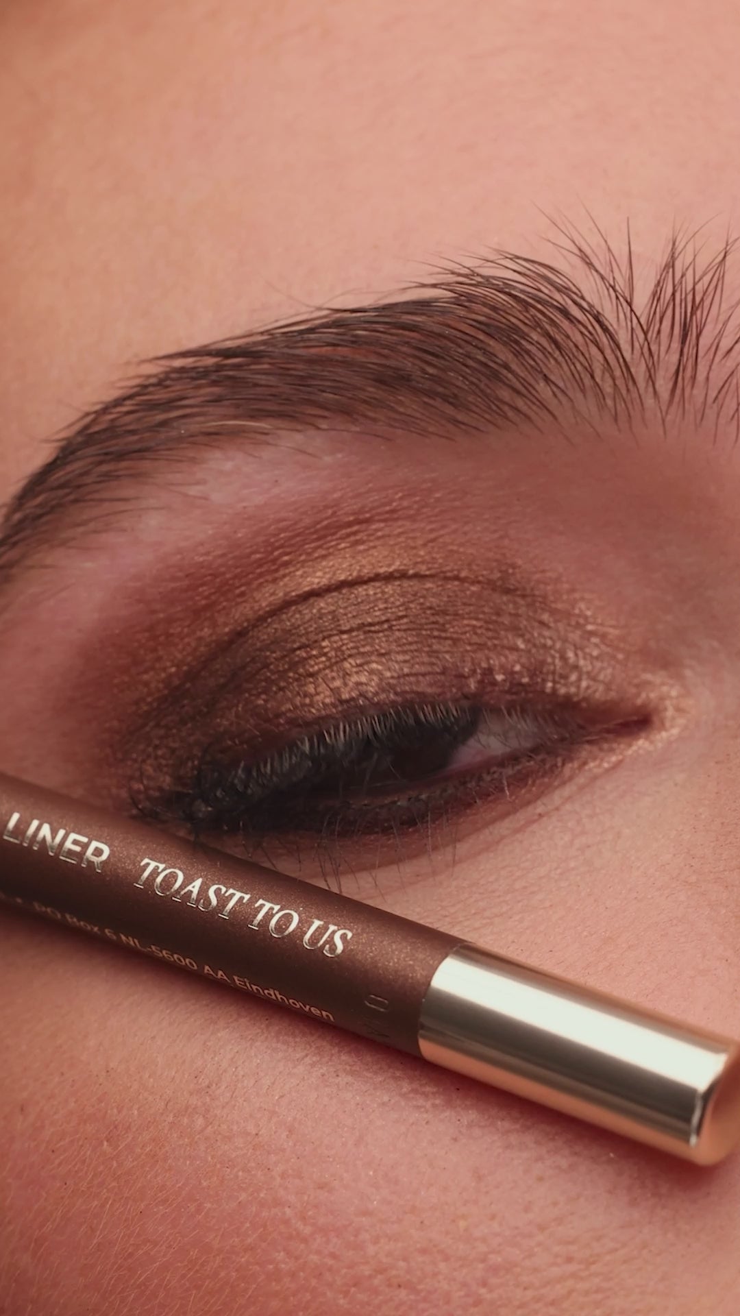 Metallic Pick up Liner van L'OYÉ Cosmetics is een waterproof oogpotlood. Dit in de kleur Toast to Us, bekijk ook de andere 28 kleuren.
