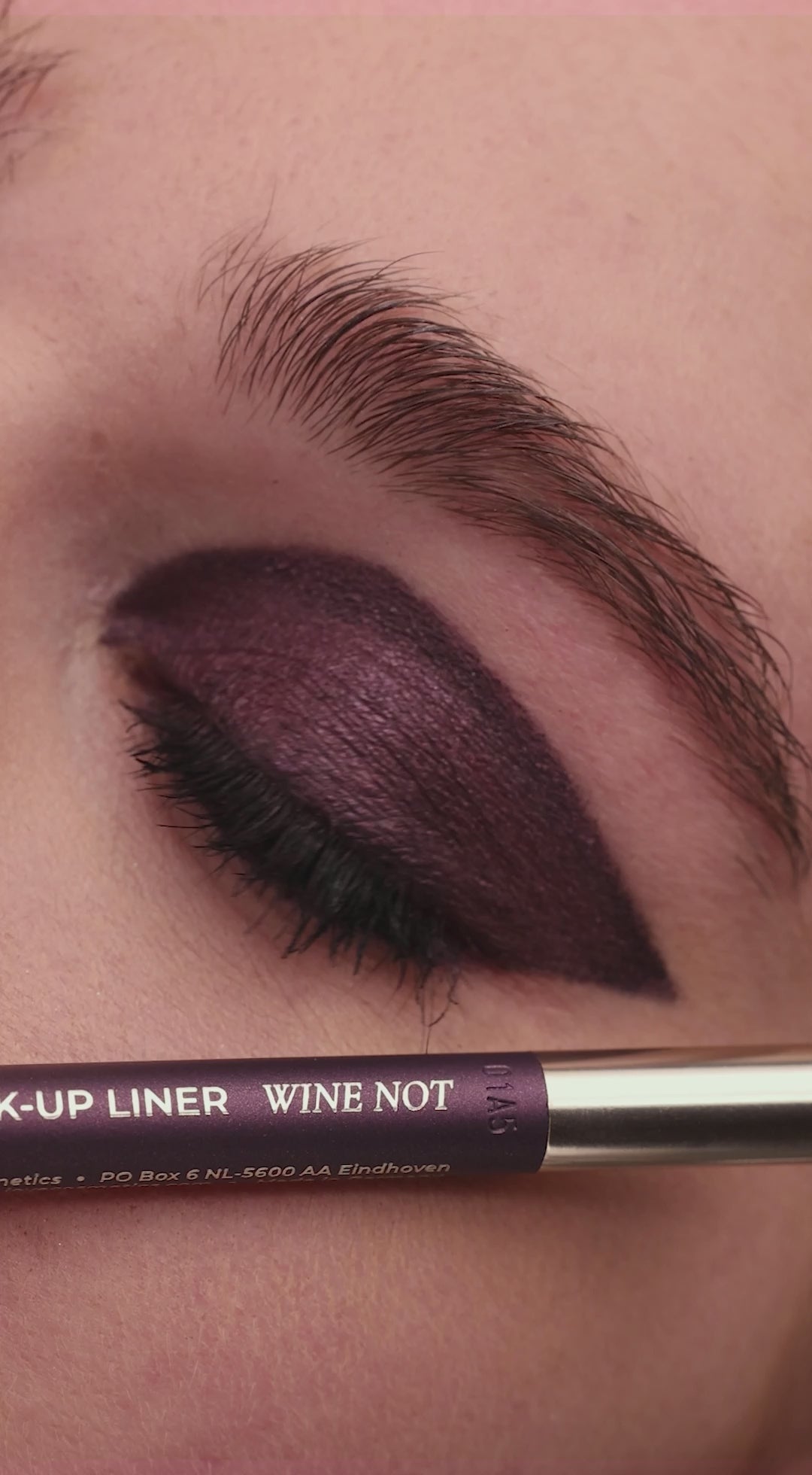 Video laden: Metallic Pick up Liner van L'OYÉ Cosmetics is een waterproof oogpotlood. Dit in de kleur Wine Not, bekijk ook de andere 28 kleuren.