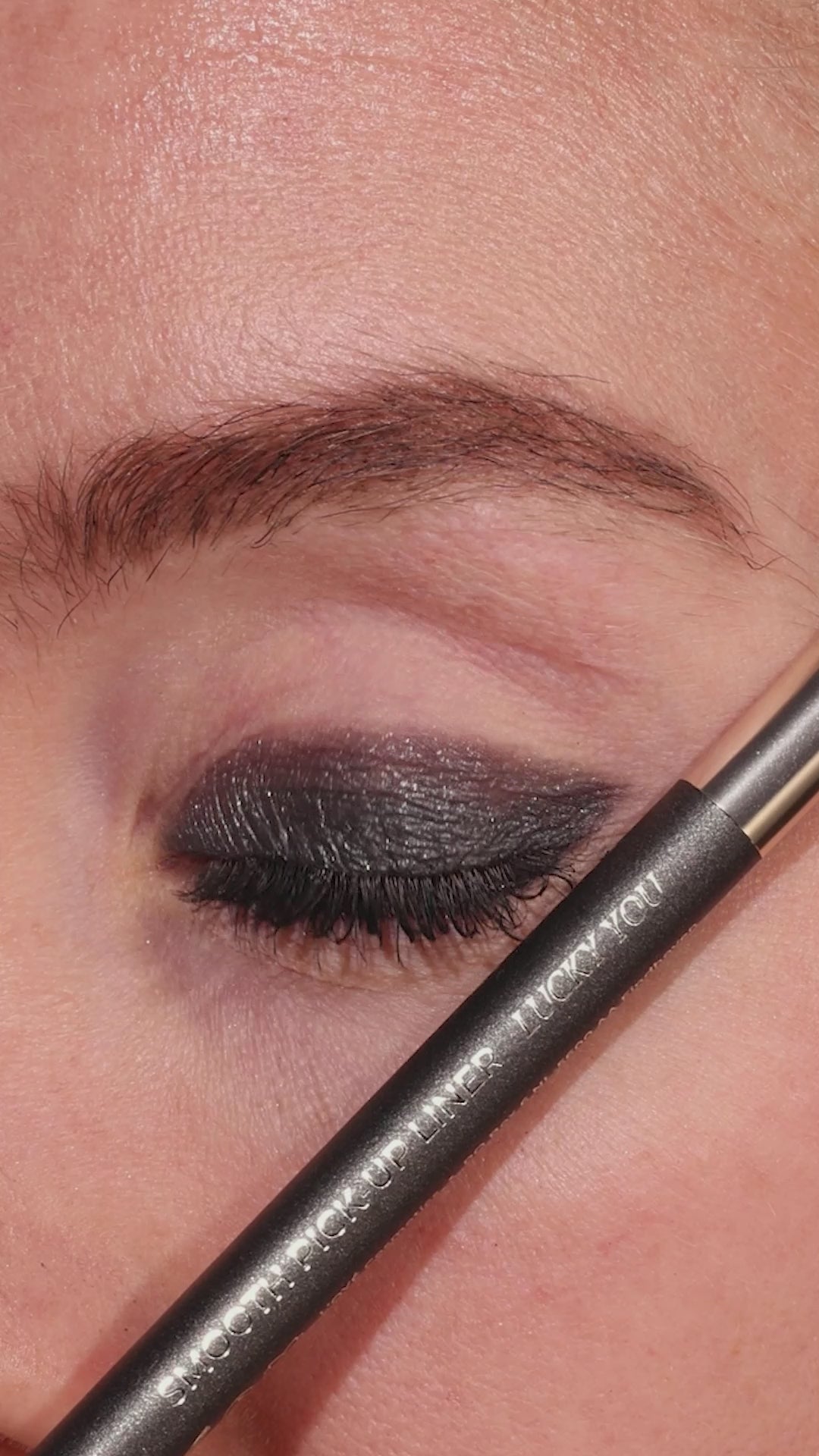 Metallic Pick up Liner van L'OYÉ Cosmetics is een waterproof oogpotlood. Dit in de kleur Lucky You, bekijk ook de andere 28 kleuren.