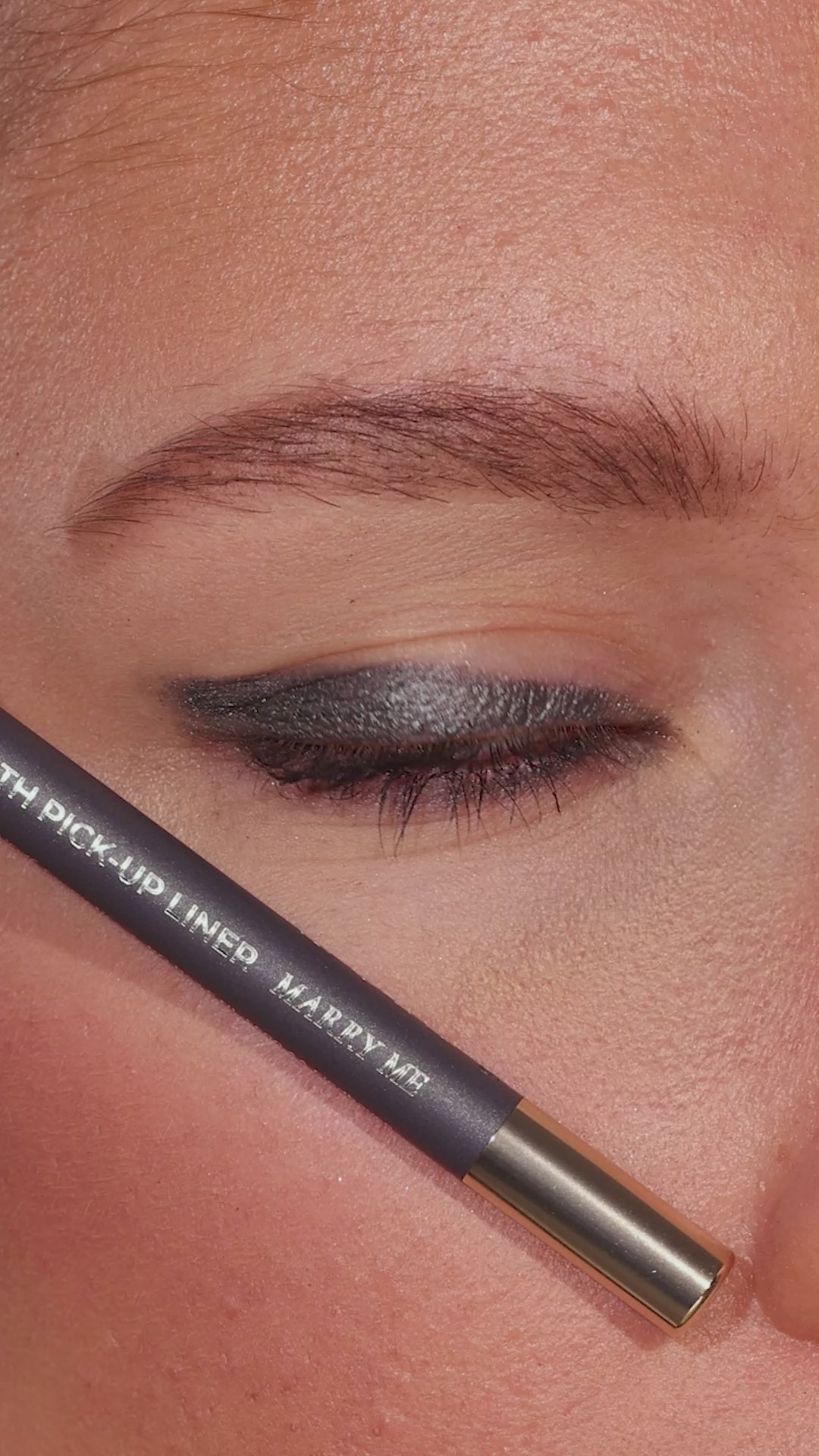 Metallic Pick up Liner van L'OYÉ Cosmetics is een waterproof oogpotlood. Dit in de kleur Marry Me, bekijk ook de andere 28 kleuren.