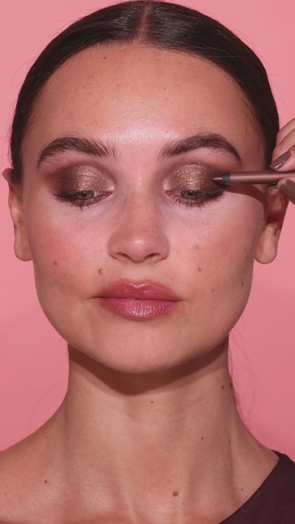 Video laden: Metallic Pick up Liner van L'OYÉ Cosmetics is een waterproof oogpotlood. Dit in de kleur Toast to Us, bekijk ook de andere 28 kleuren.